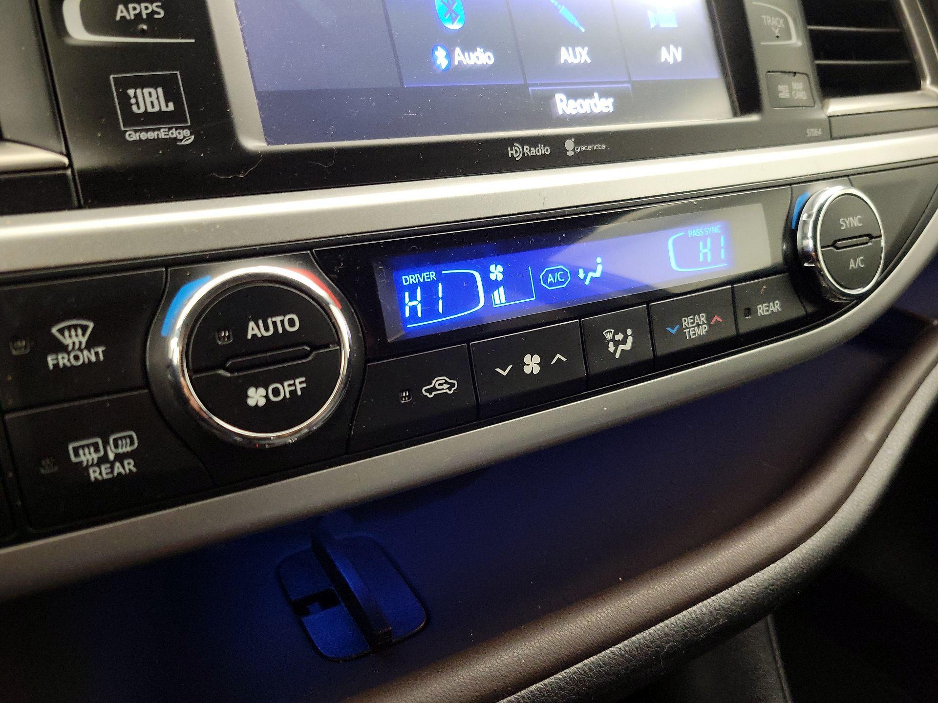 Thumbnail: 2014 Toyota Highlander - 16