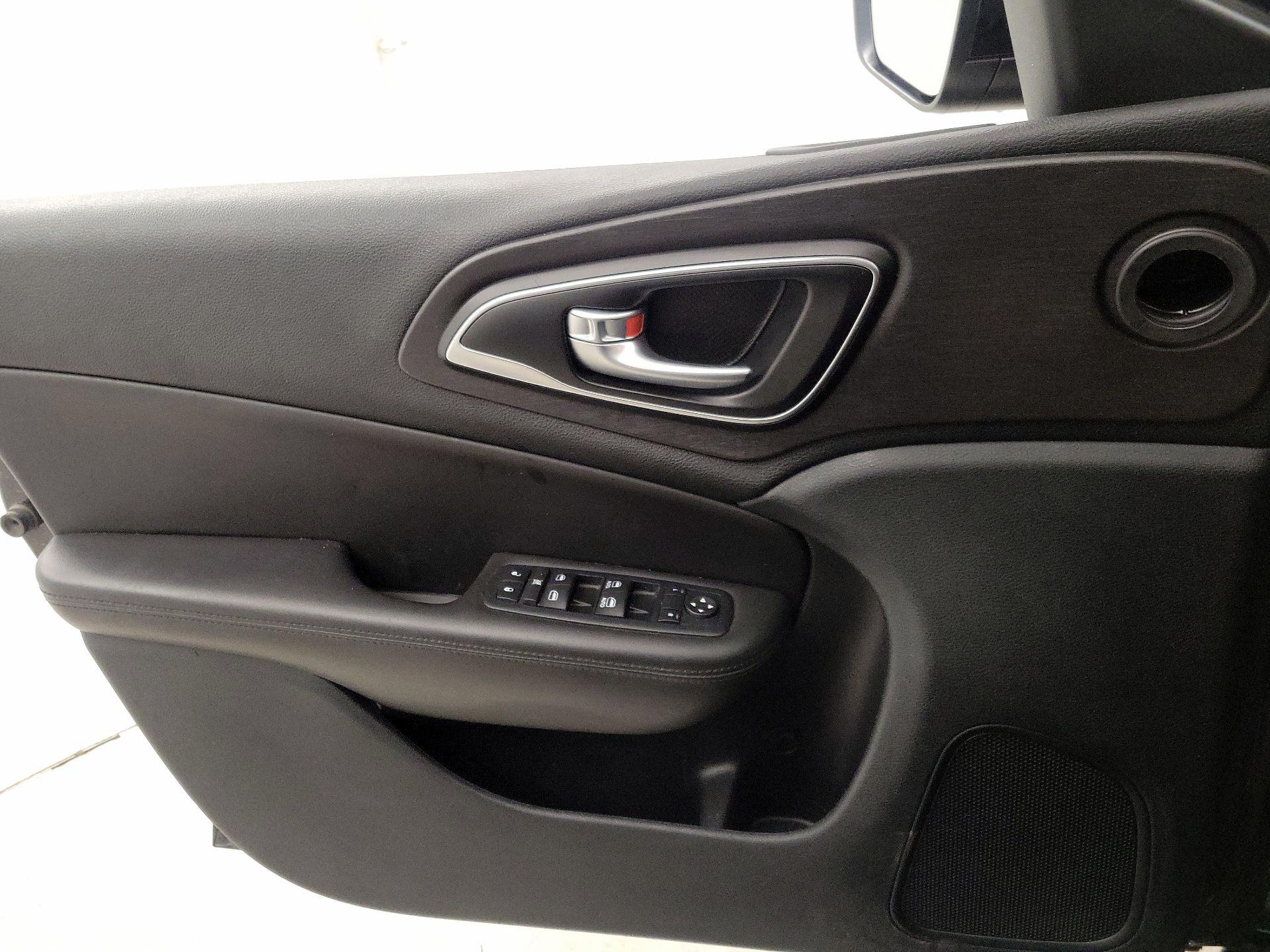 Thumbnail: 2016 Chrysler 200 - 12