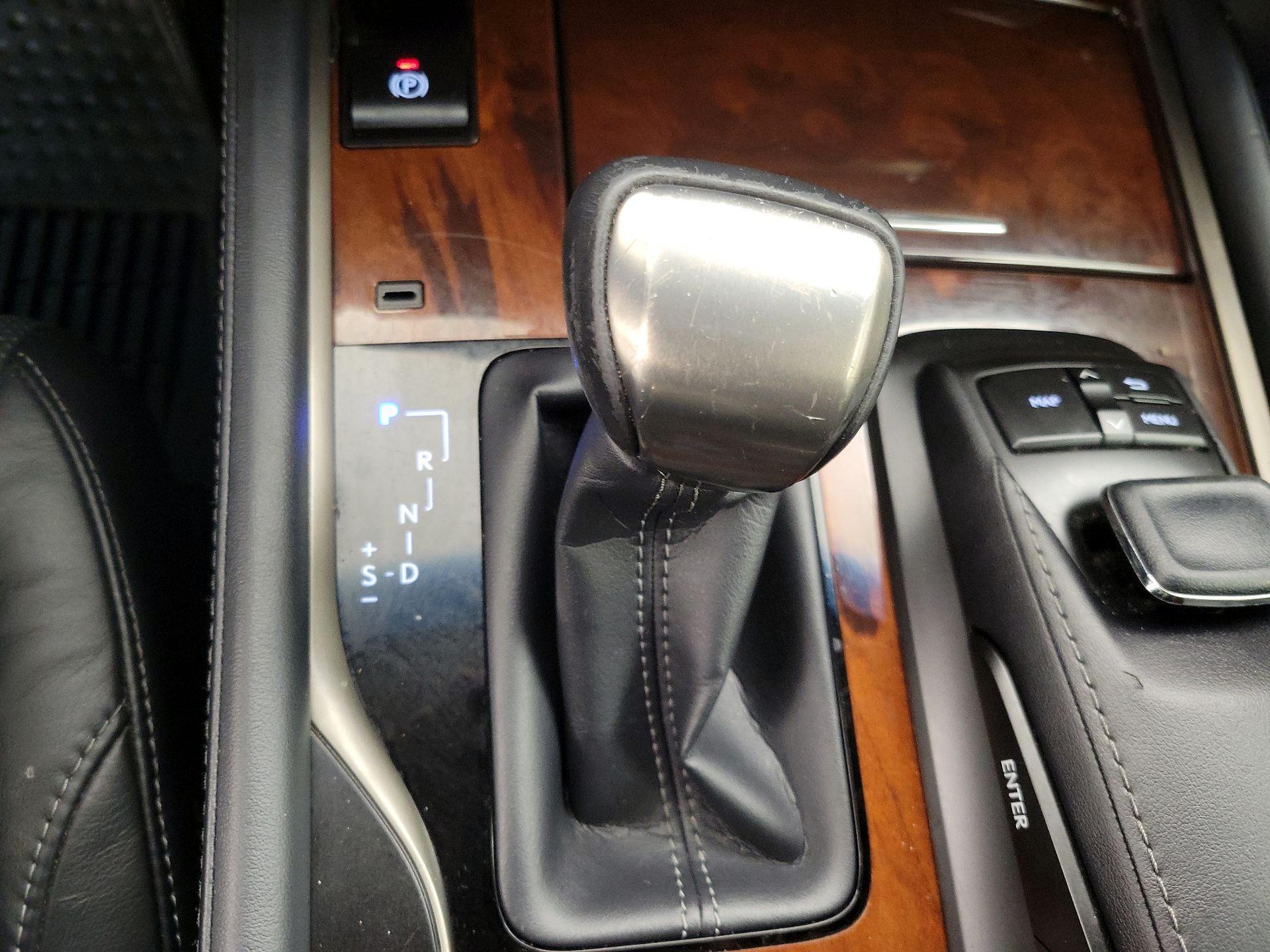 Thumbnail: 2020 Lexus LX - 18