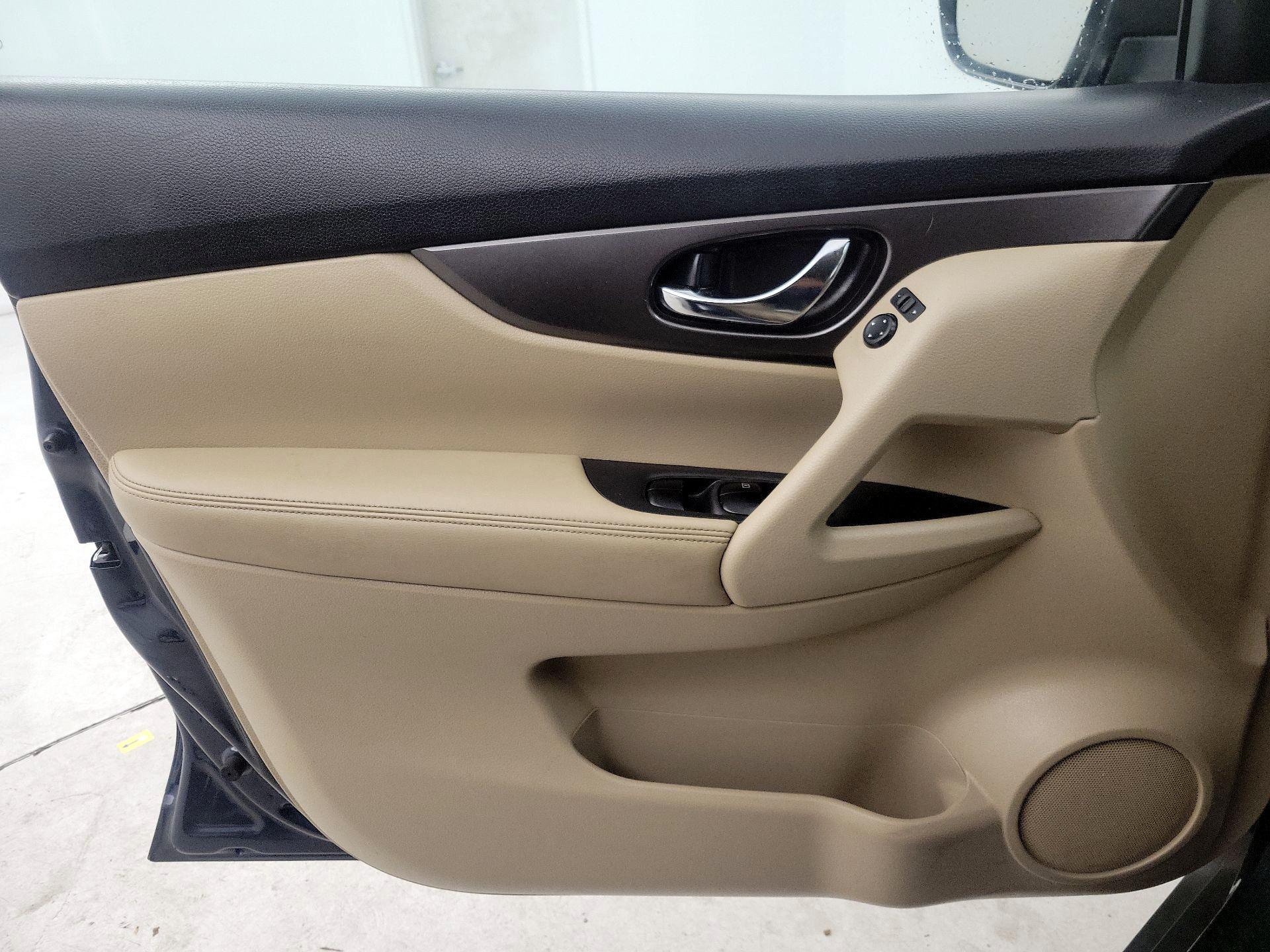 Thumbnail: 2016 Nissan Rogue - 12