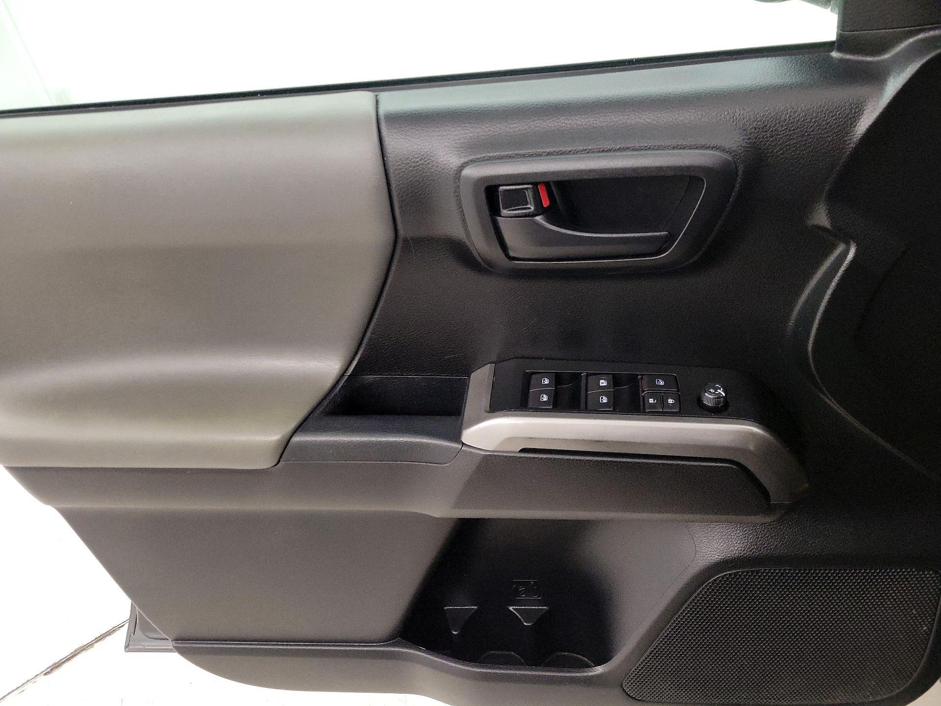 Thumbnail: 2019 Toyota Tacoma - 12