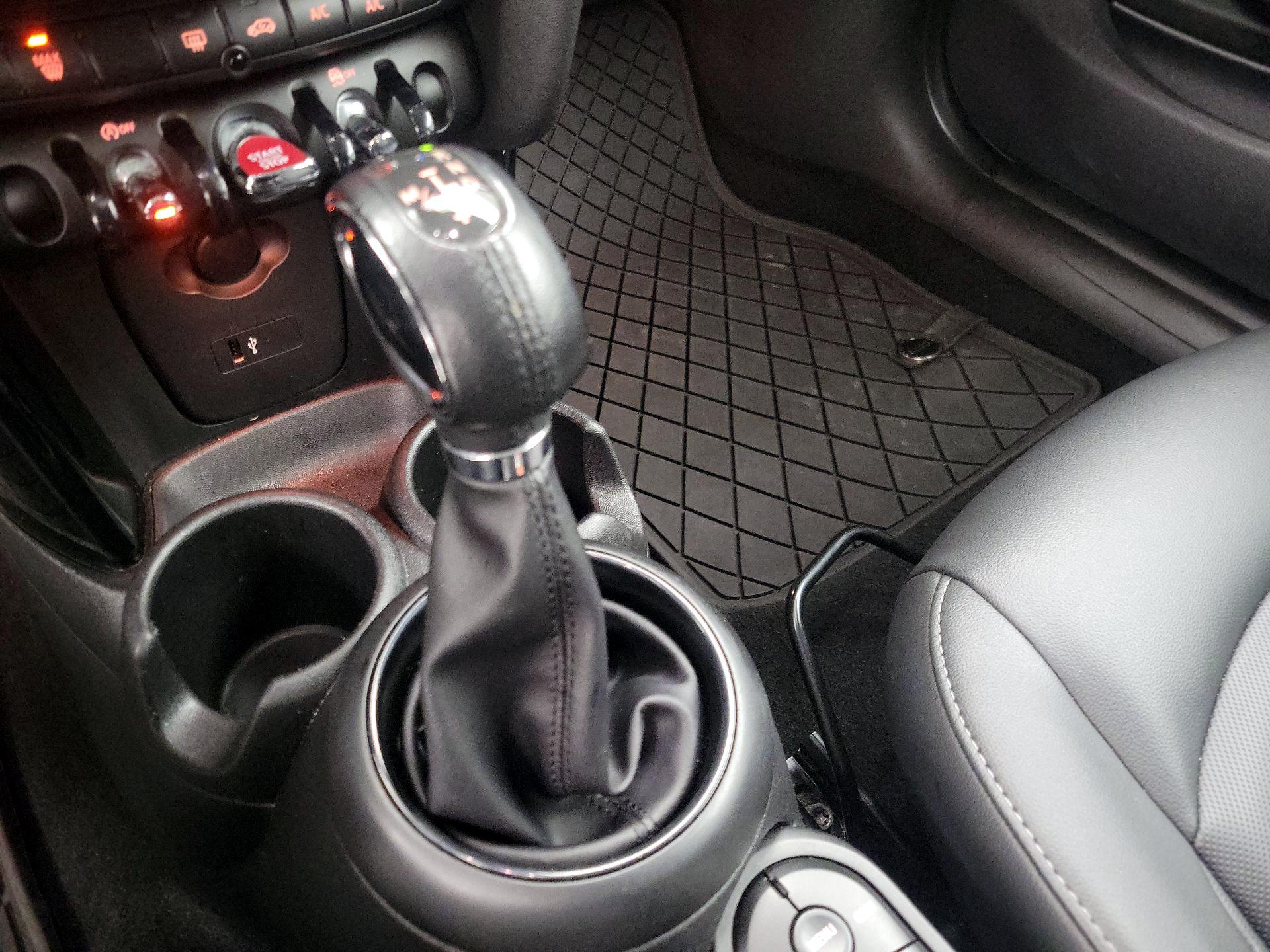 Thumbnail: 2019 MINI Cooper Hardtop - 17