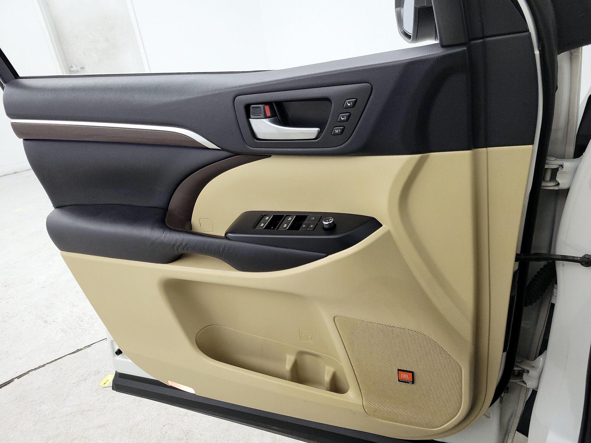 Thumbnail: 2015 Toyota Highlander - 12