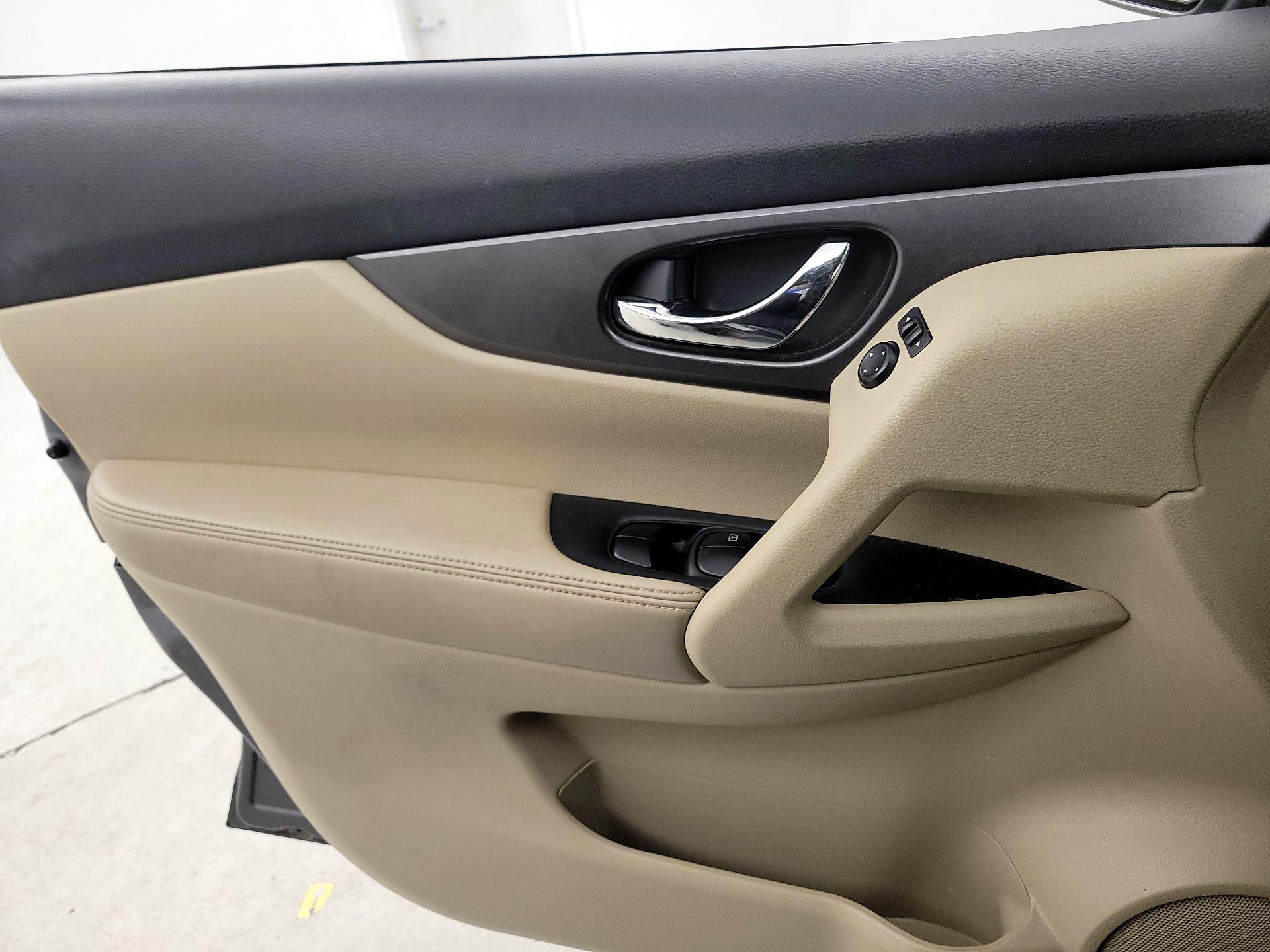 Thumbnail: 2015 Nissan Rogue - 12