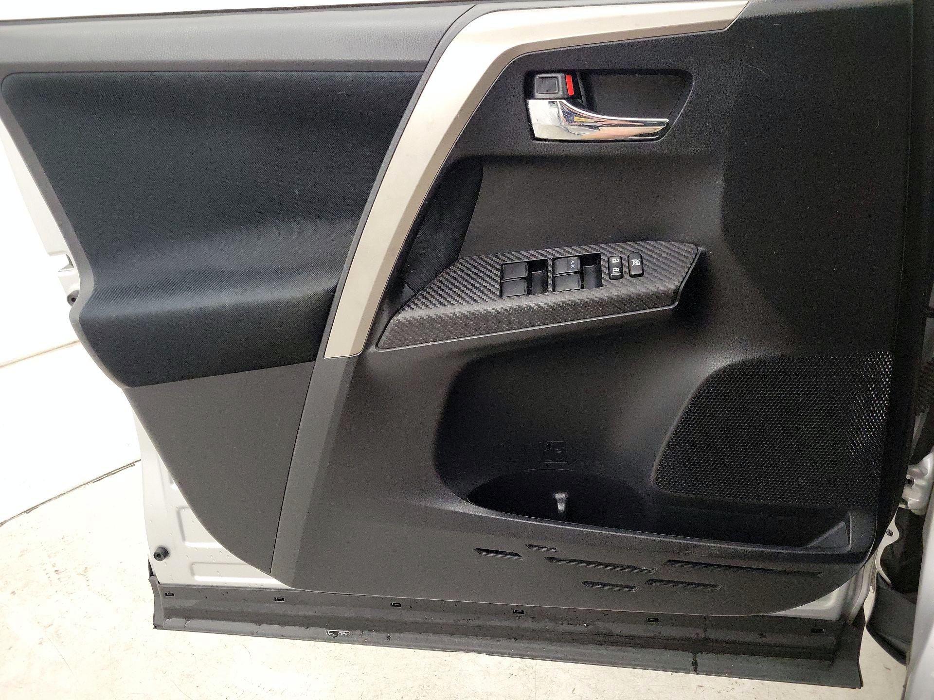 Thumbnail: 2015 Toyota RAV4 - 12