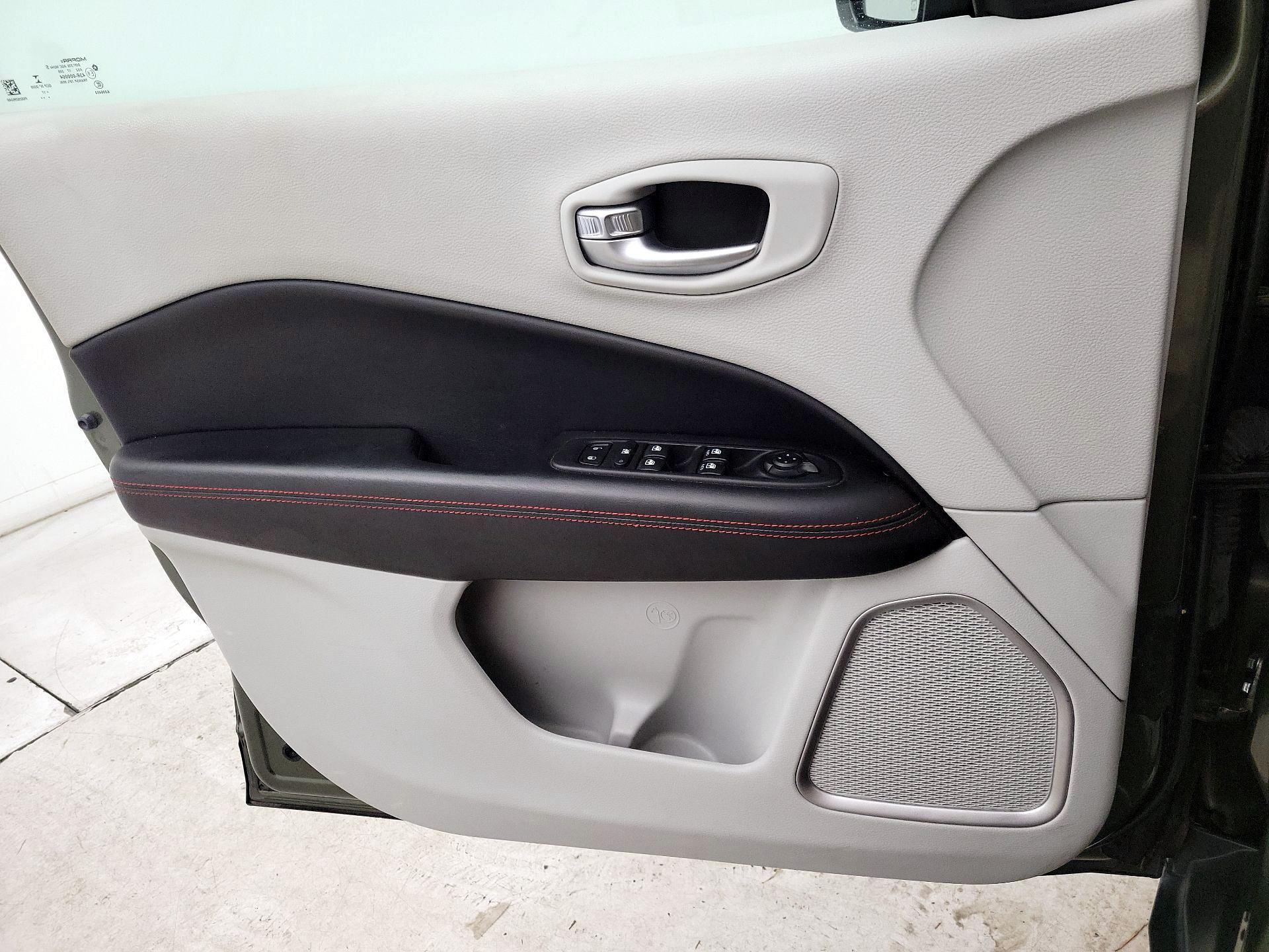 Thumbnail: 2018 Jeep Compass - 12