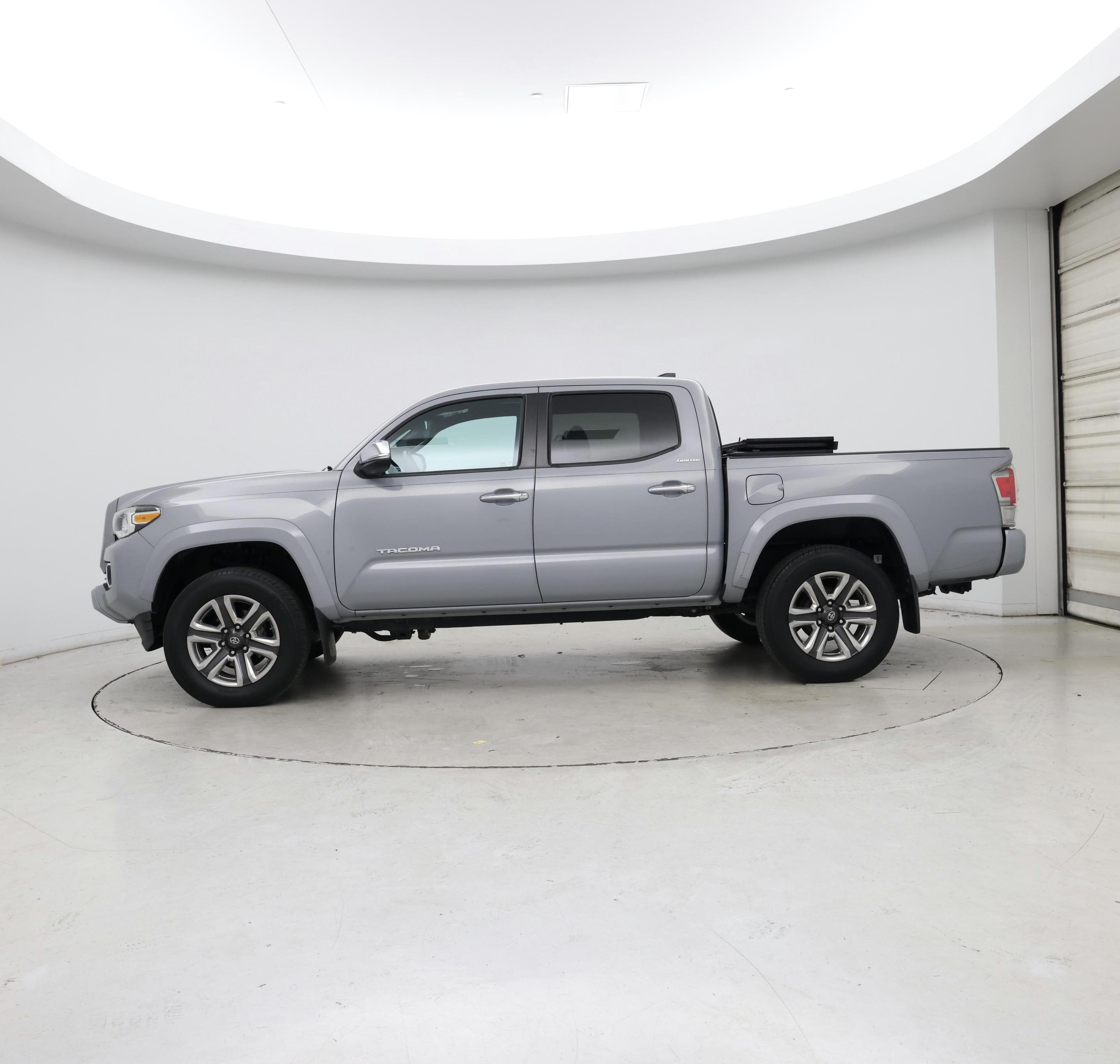 Thumbnail: 2019 Toyota Tacoma - 3