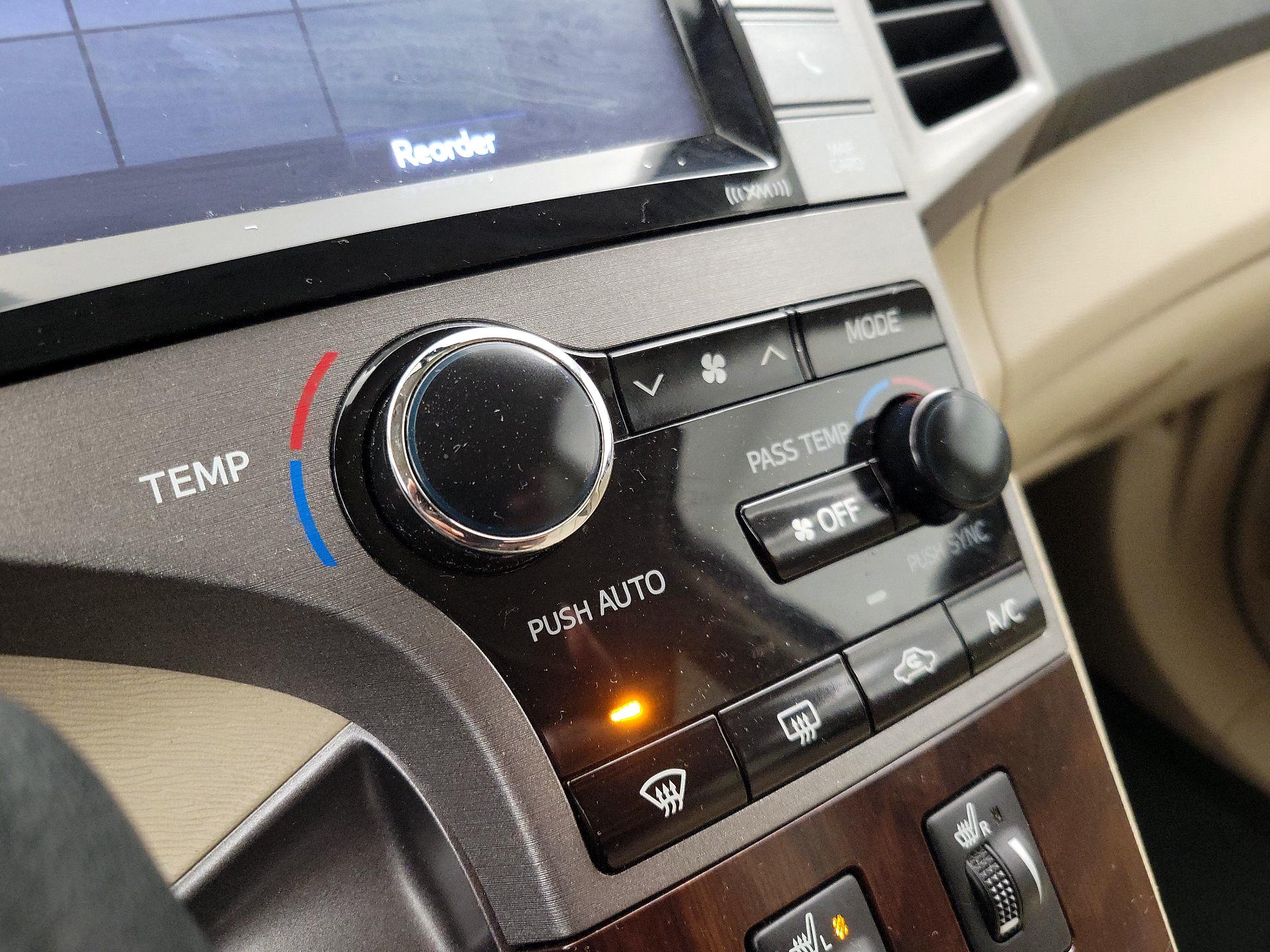 Thumbnail: 2015 Toyota Venza - 17