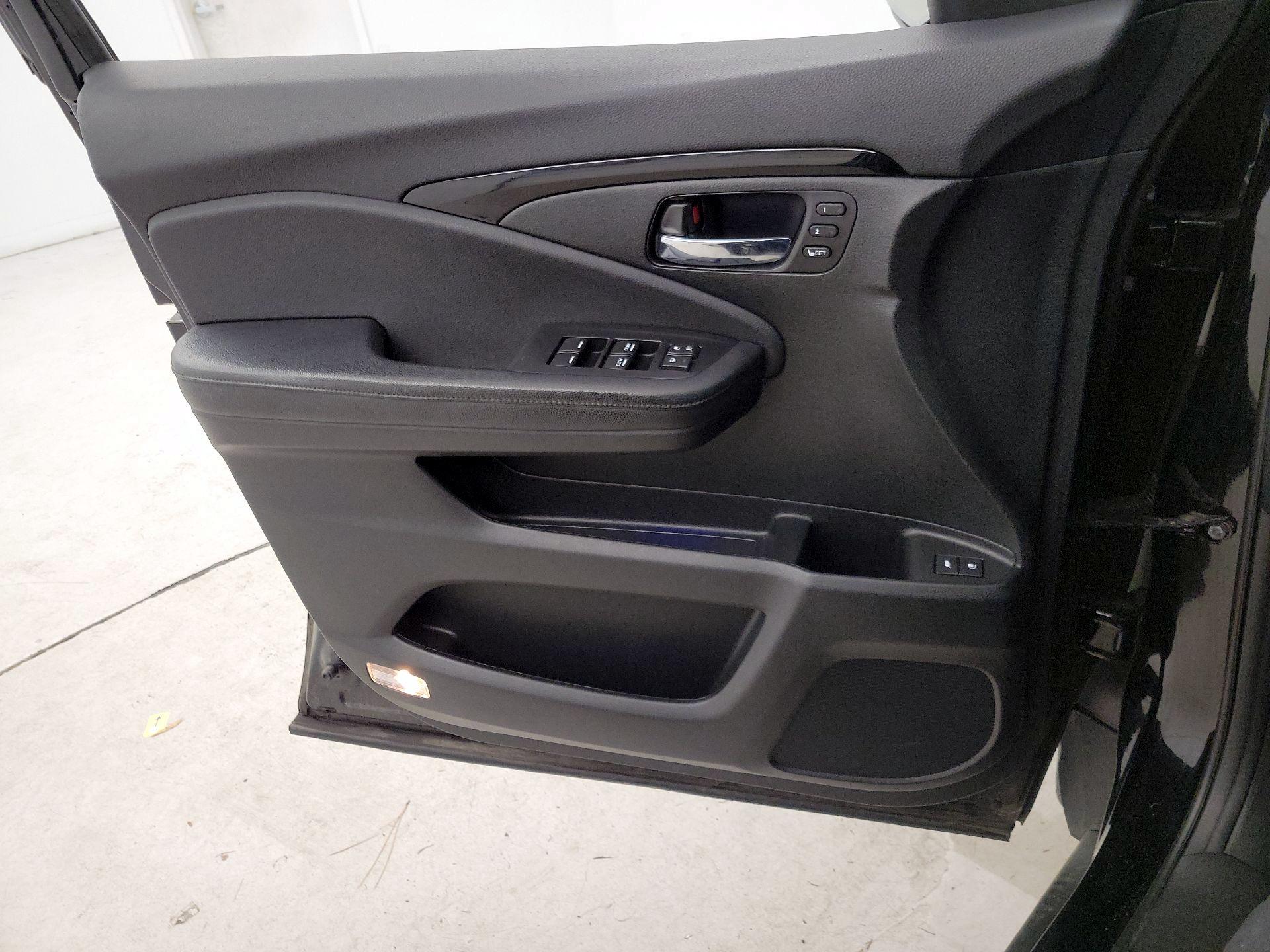 Thumbnail: 2019 Honda Pilot - 12