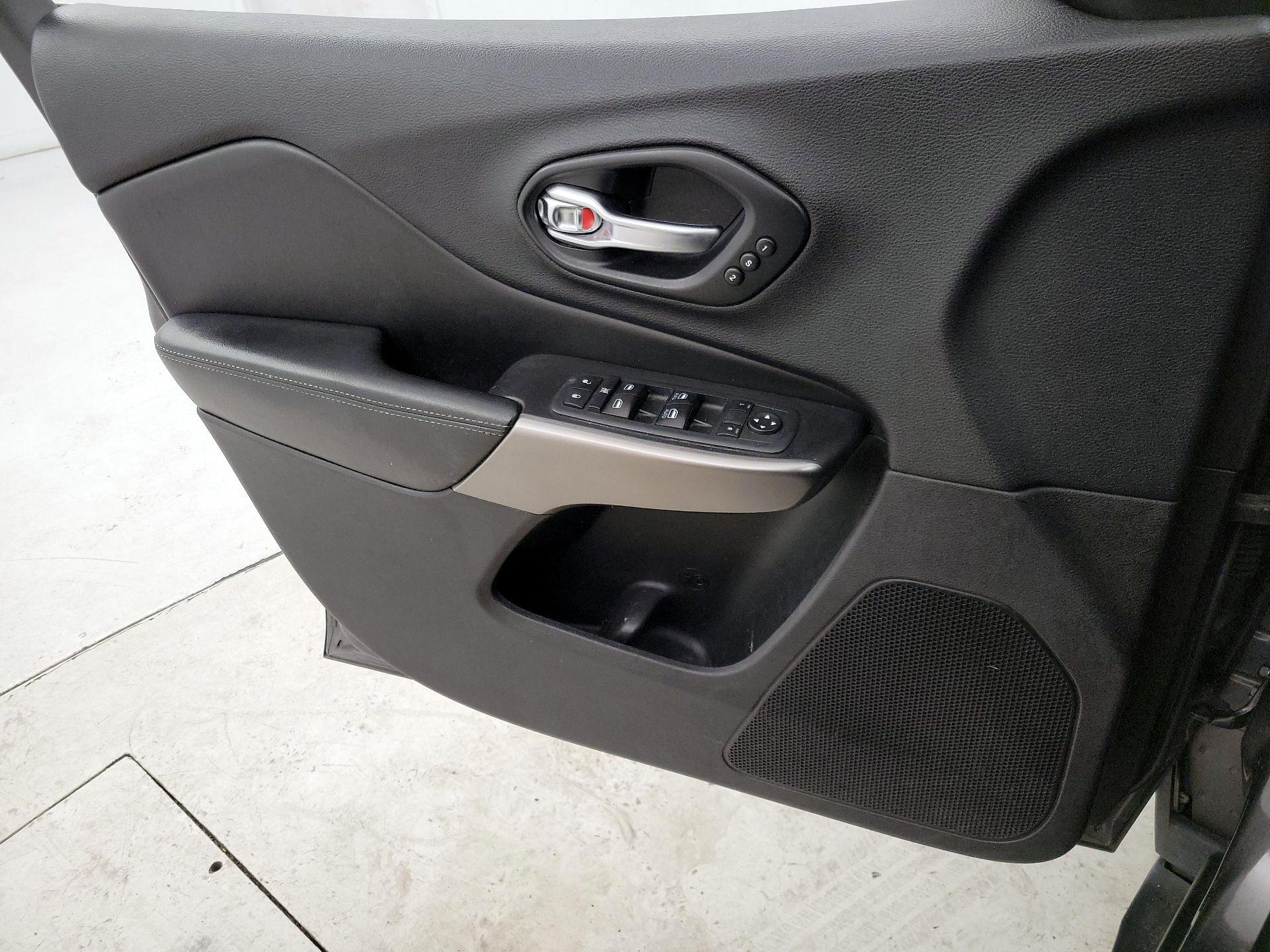 Thumbnail: 2020 Jeep Cherokee - 12