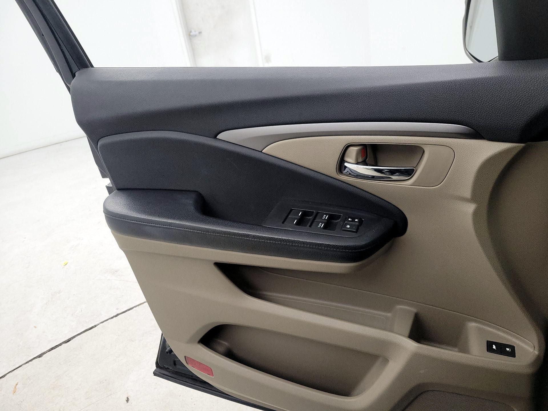 Thumbnail: 2016 Honda Pilot - 12