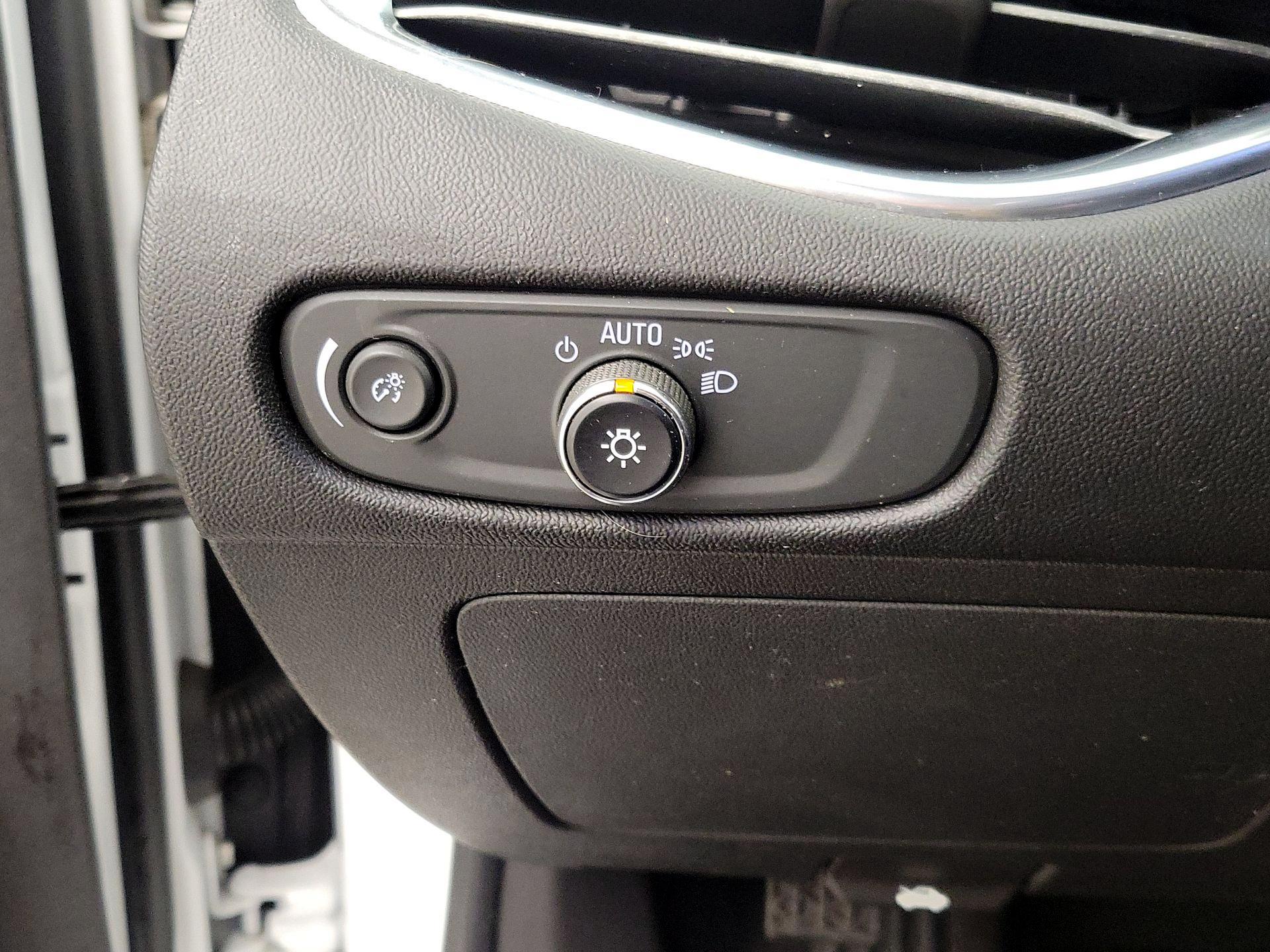 Thumbnail: 2017 Chevrolet Malibu - 13