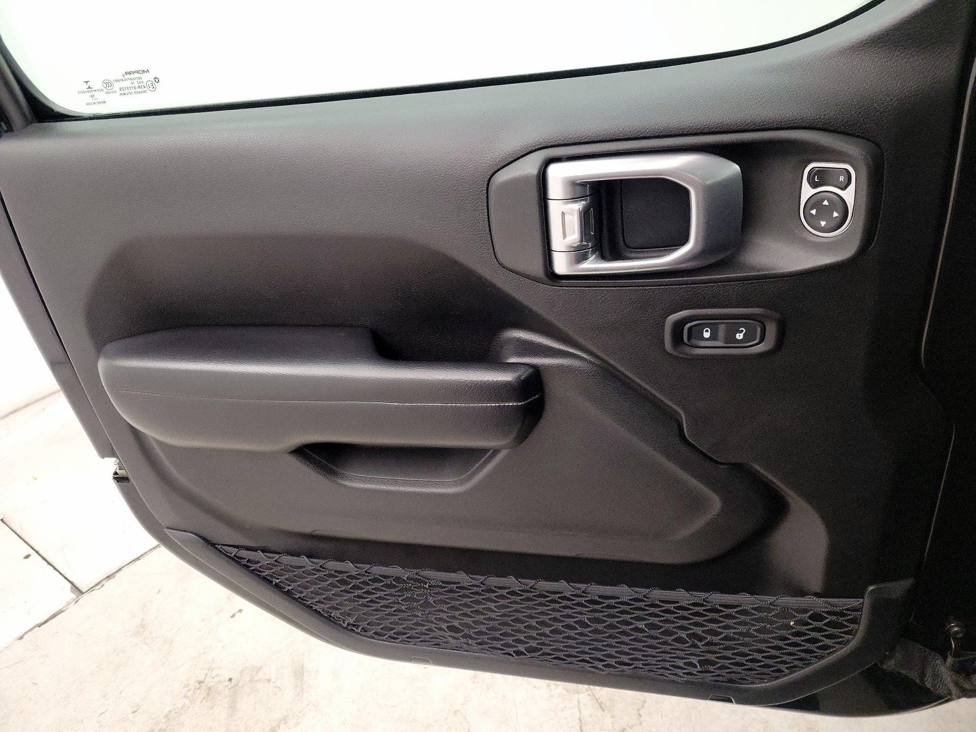 Thumbnail: 2019 Jeep Wrangler - 12