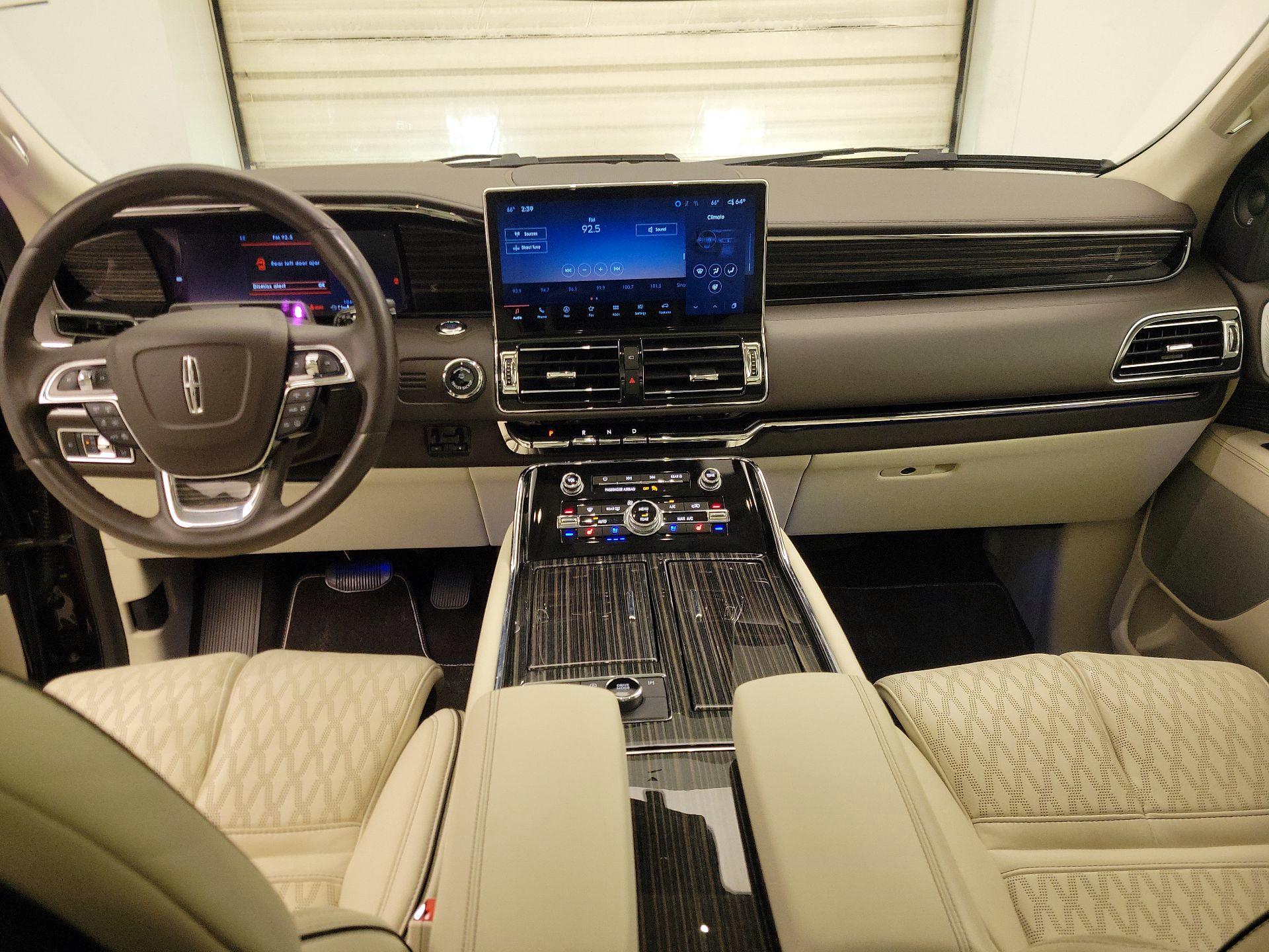 Thumbnail: 2024 Lincoln Navigator L - 9