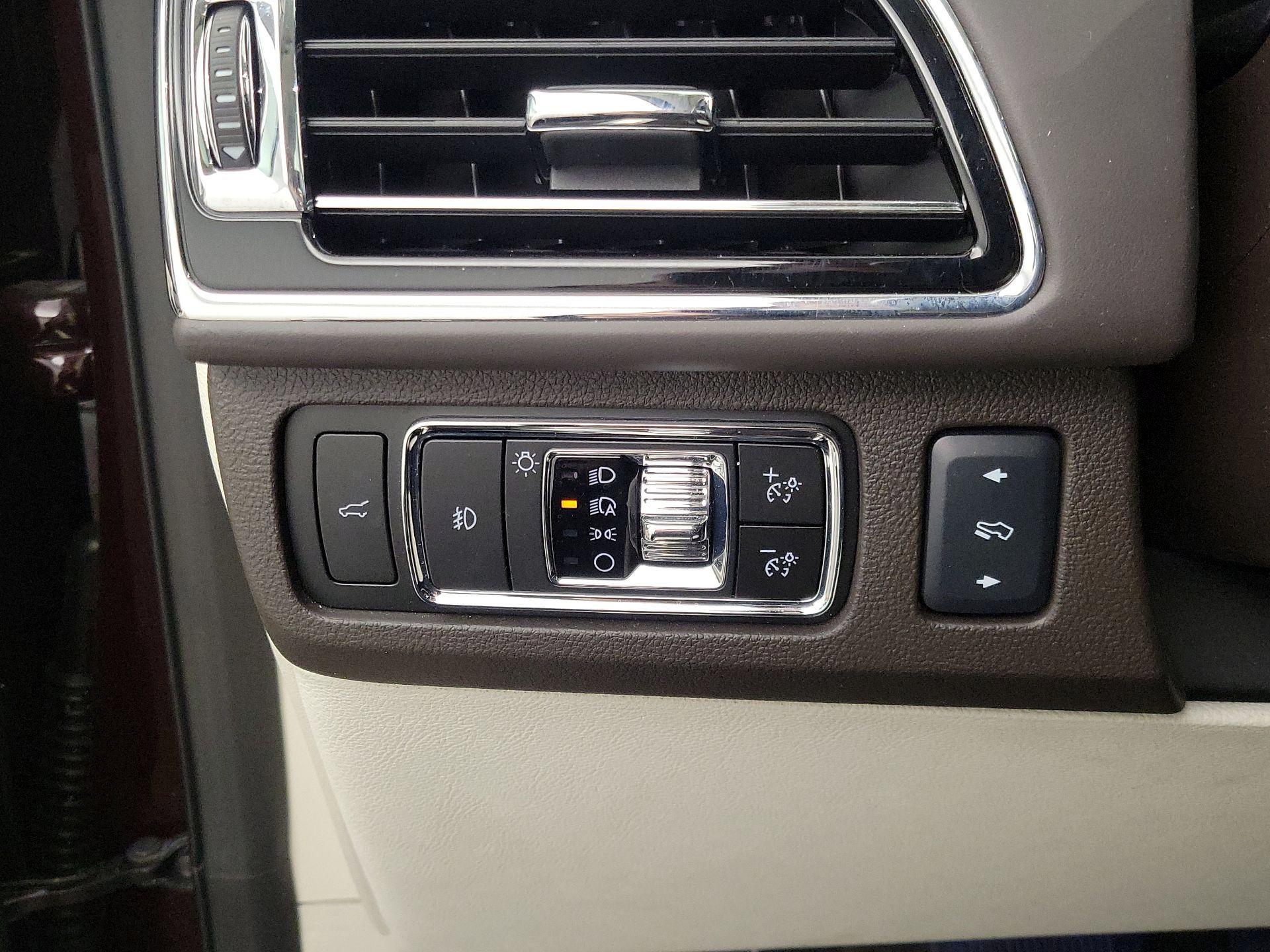 Thumbnail: 2024 Lincoln Navigator L - 13