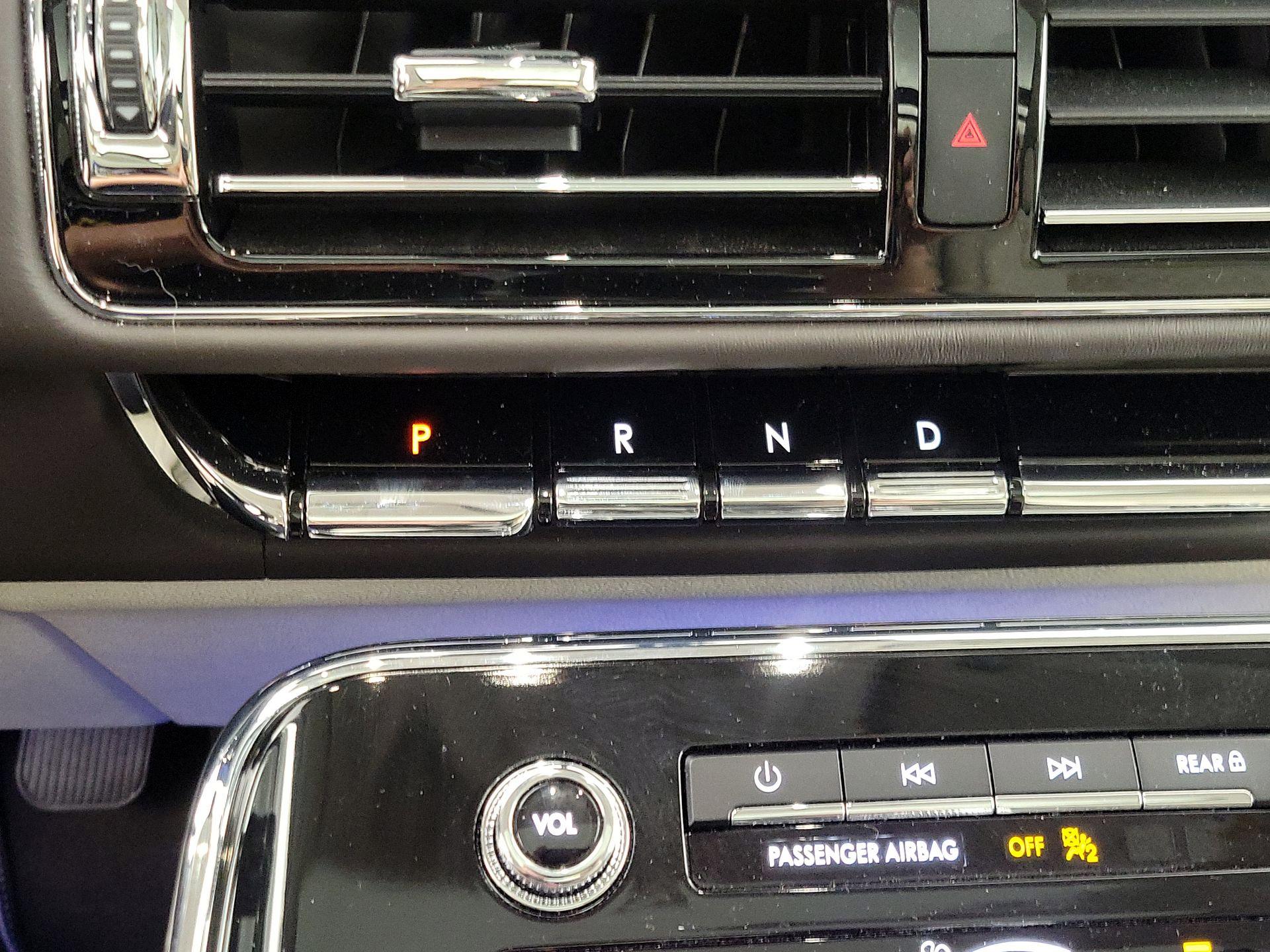 Thumbnail: 2024 Lincoln Navigator L - 17