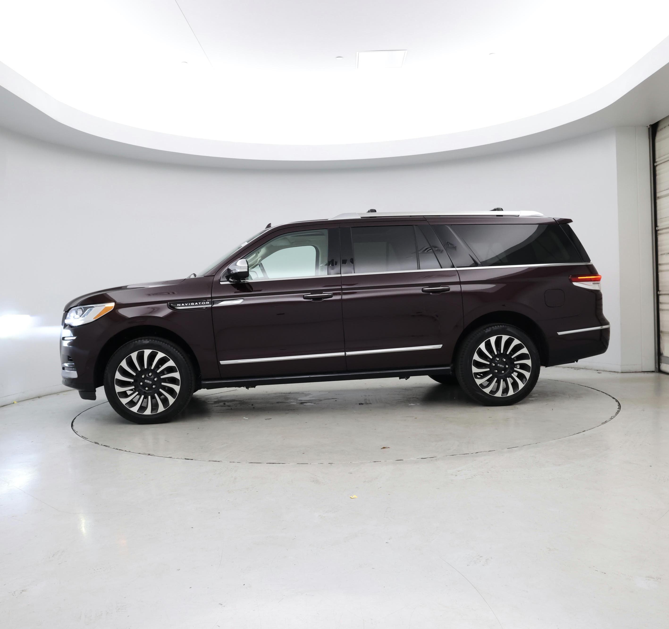Thumbnail: 2024 Lincoln Navigator L - 3
