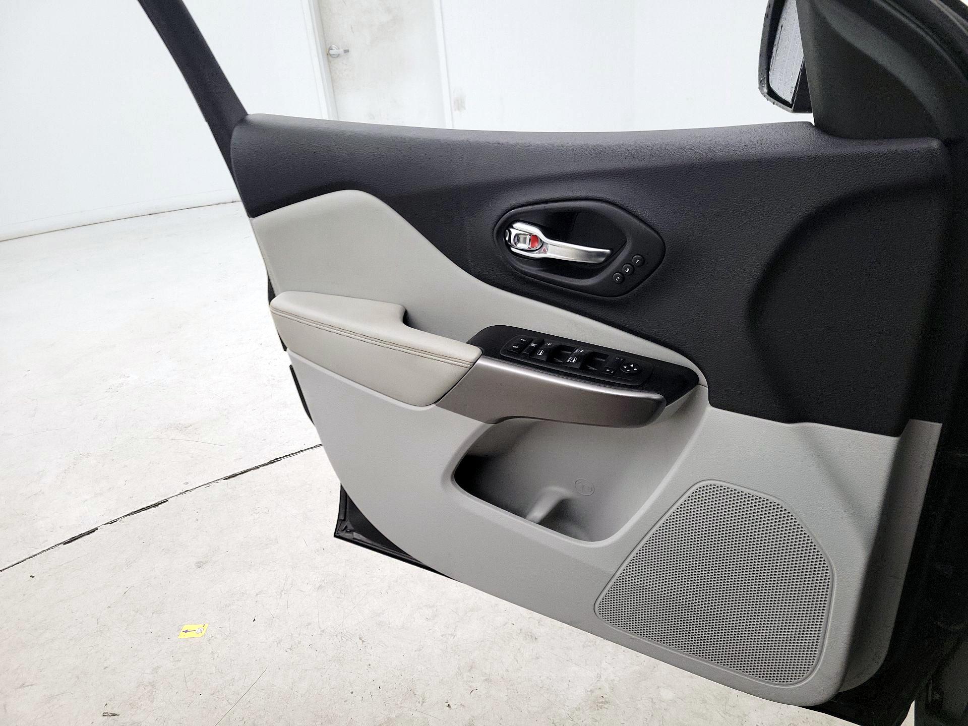 Thumbnail: 2019 Jeep Cherokee - 12