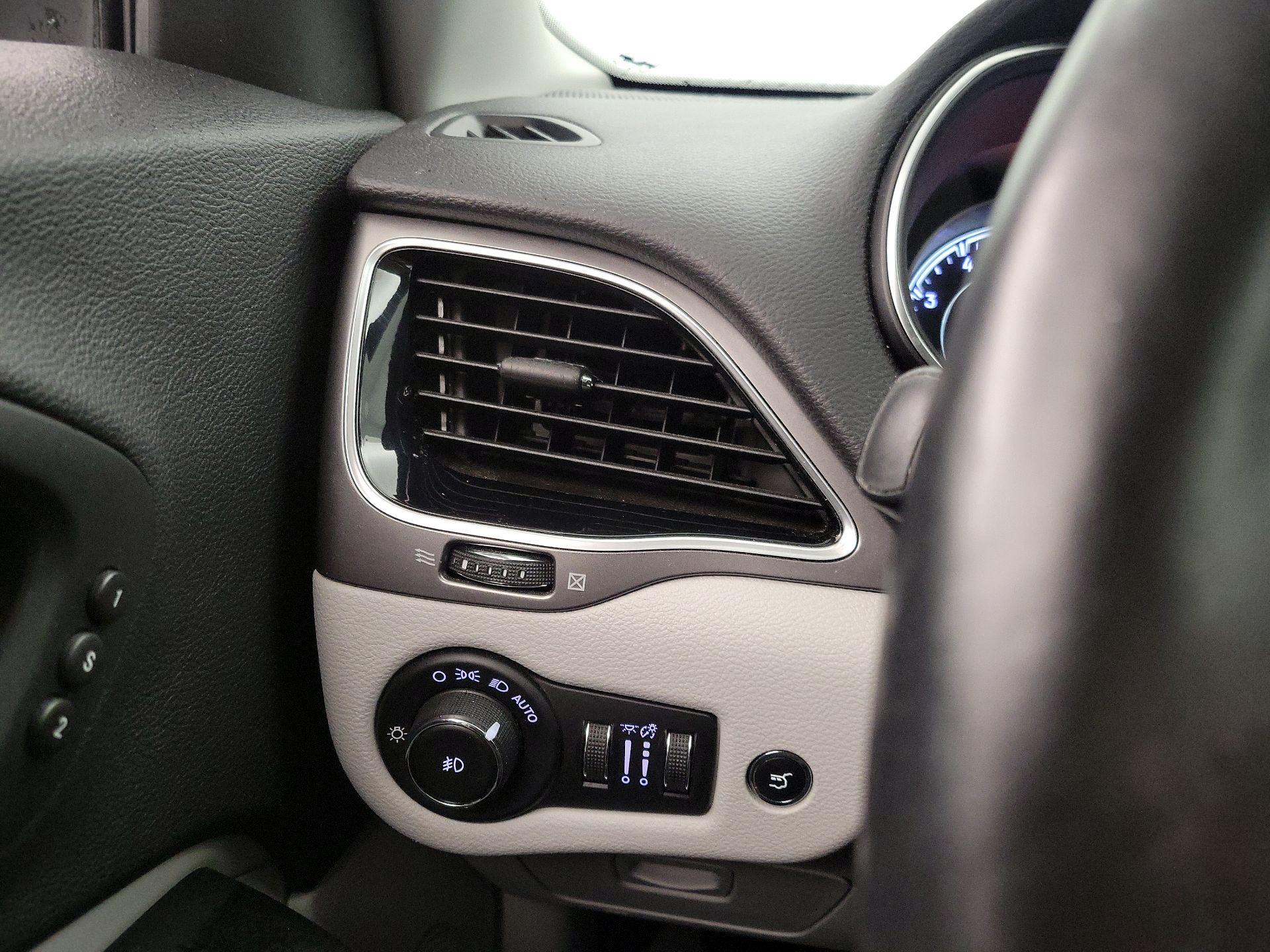 Thumbnail: 2019 Jeep Cherokee - 13