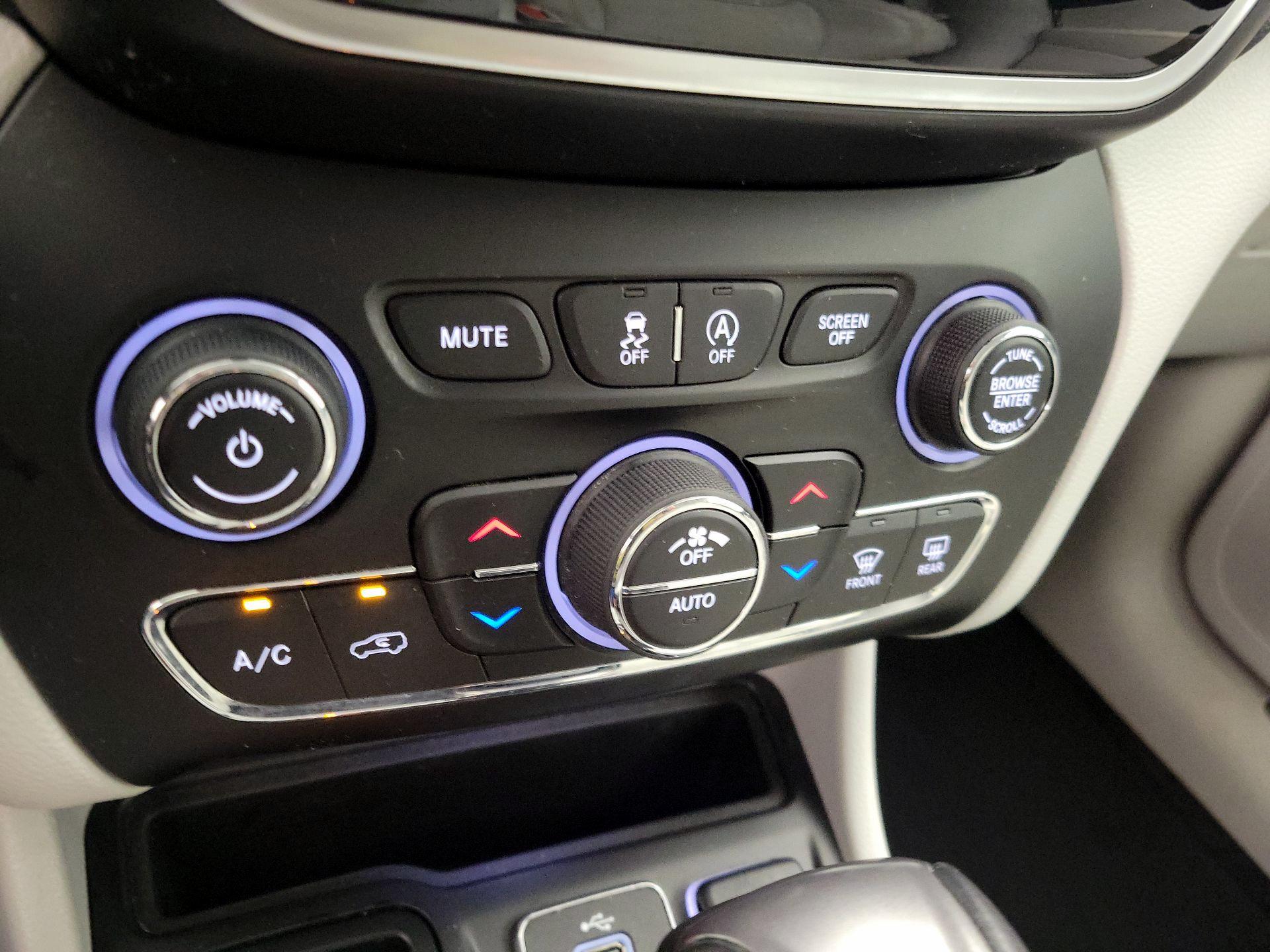 Thumbnail: 2019 Jeep Cherokee - 16