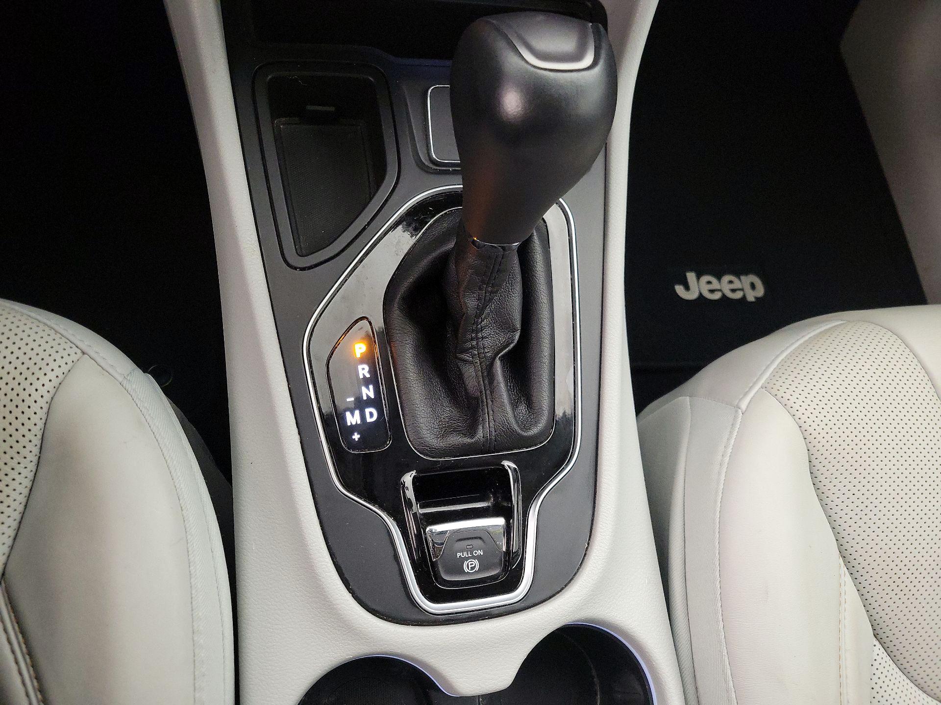 Thumbnail: 2019 Jeep Cherokee - 17