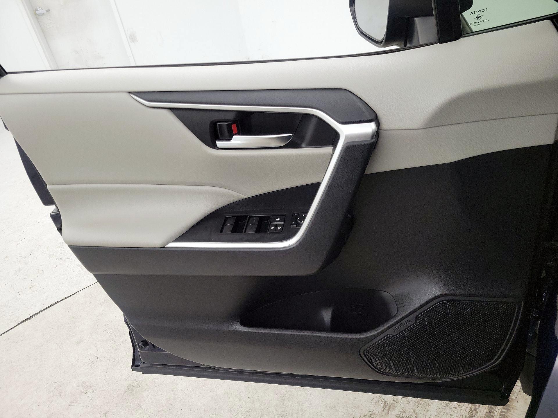 Thumbnail: 2021 Toyota RAV4 - 12