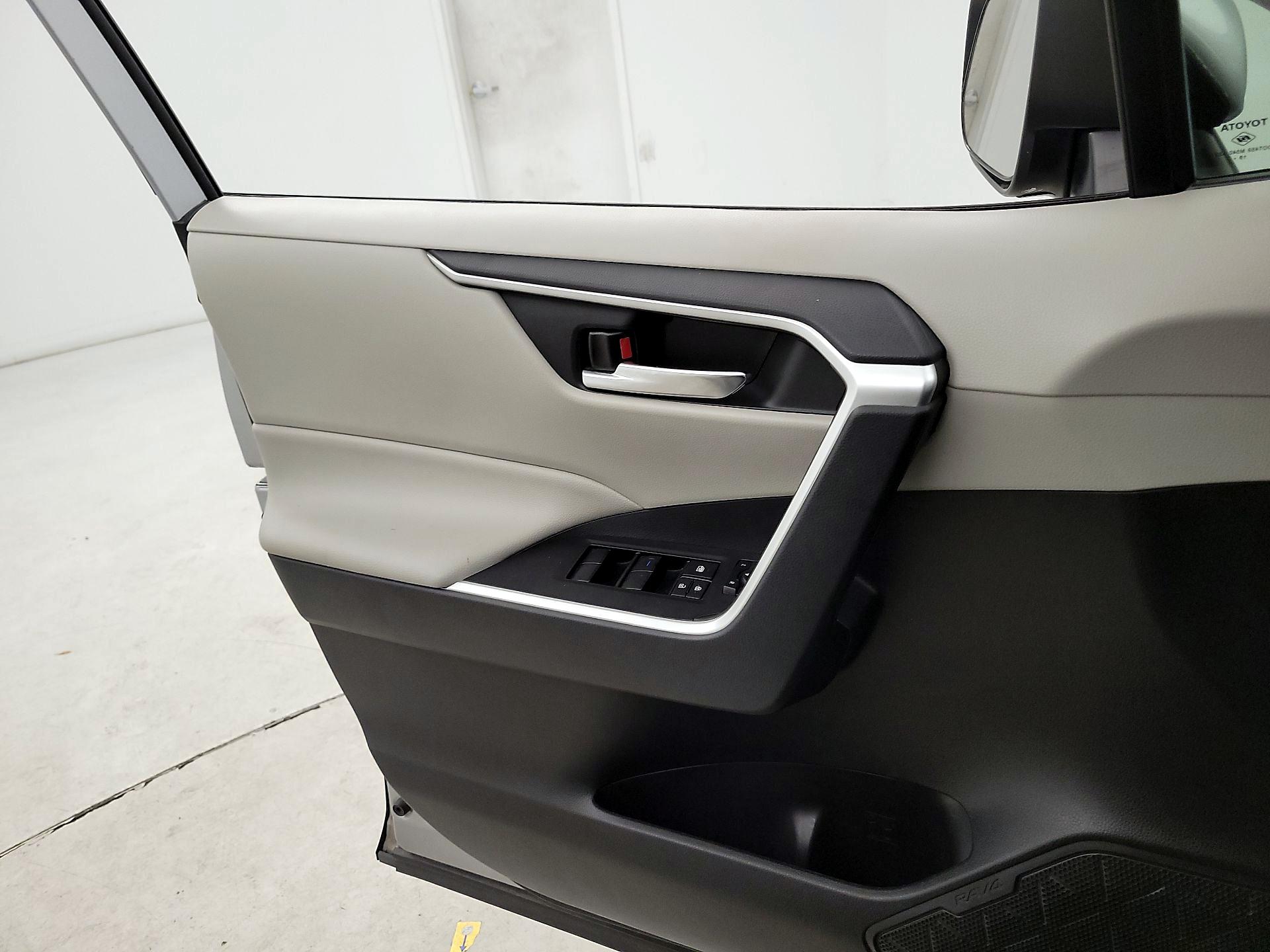 Thumbnail: 2020 Toyota RAV4 - 12