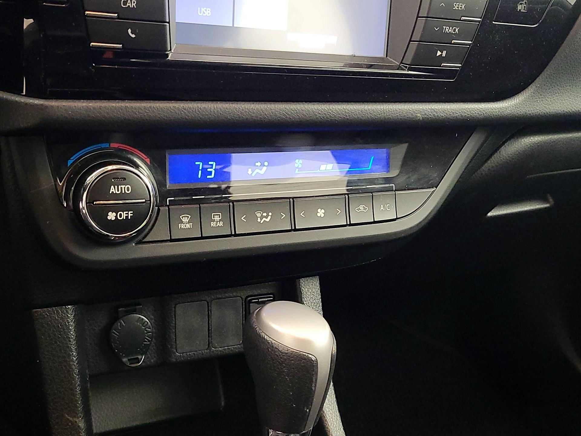 Thumbnail: 2014 Toyota Corolla - 16