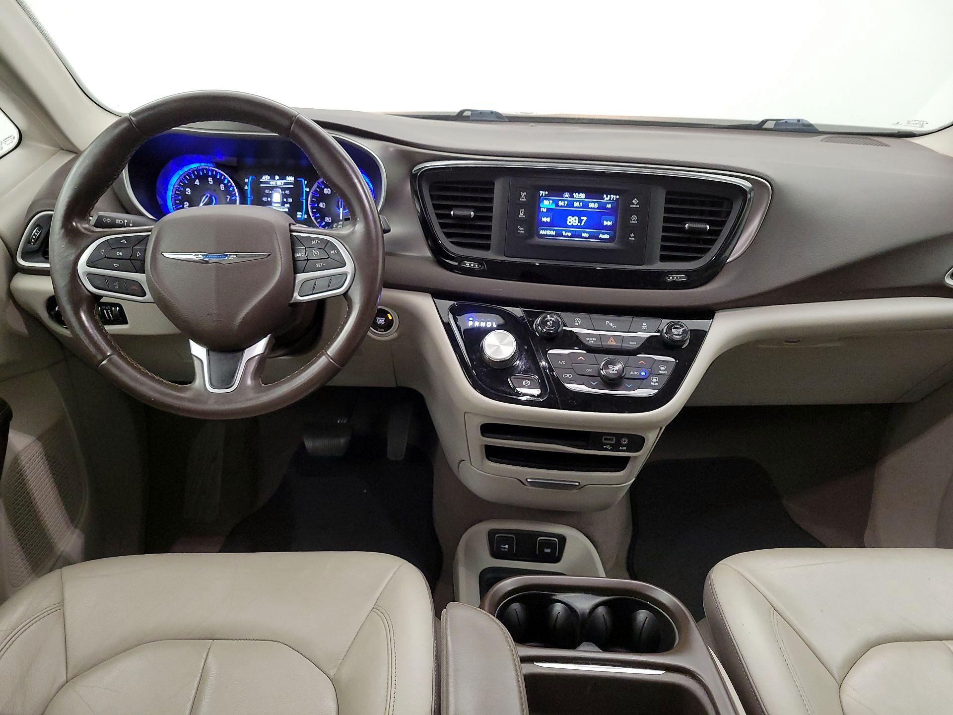 Thumbnail: 2017 Chrysler Pacifica - 9