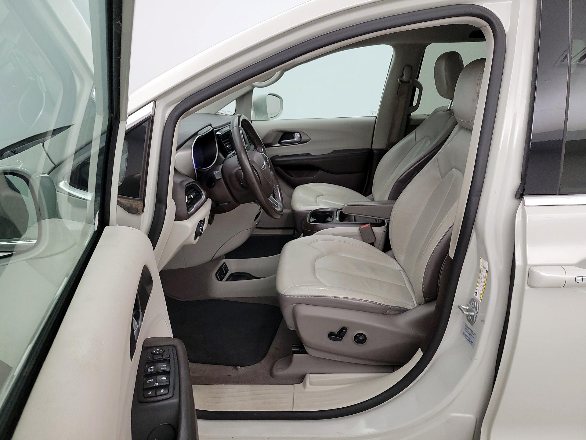 Thumbnail: 2017 Chrysler Pacifica - 11