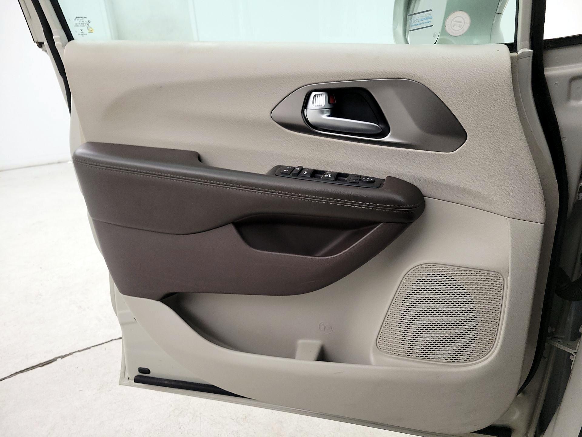 Thumbnail: 2017 Chrysler Pacifica - 12