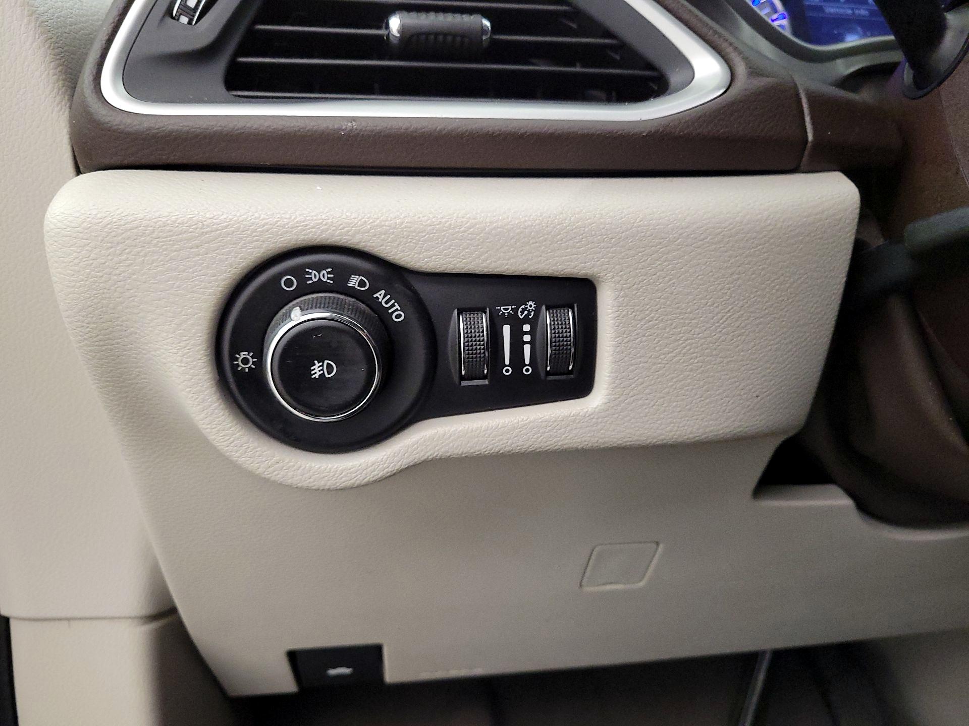 Thumbnail: 2017 Chrysler Pacifica - 13