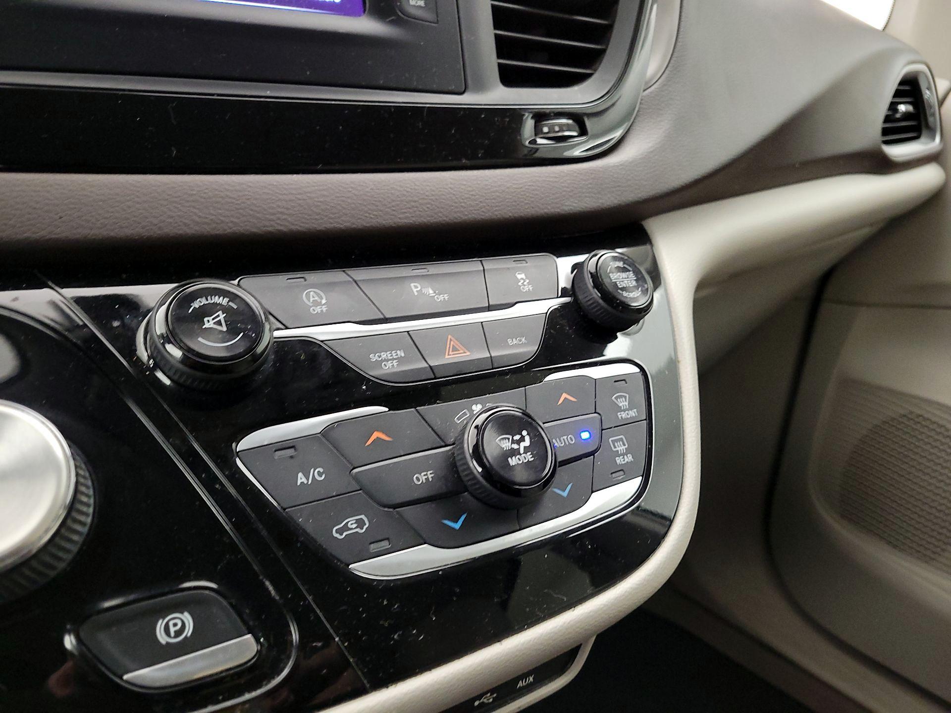 Thumbnail: 2017 Chrysler Pacifica - 16