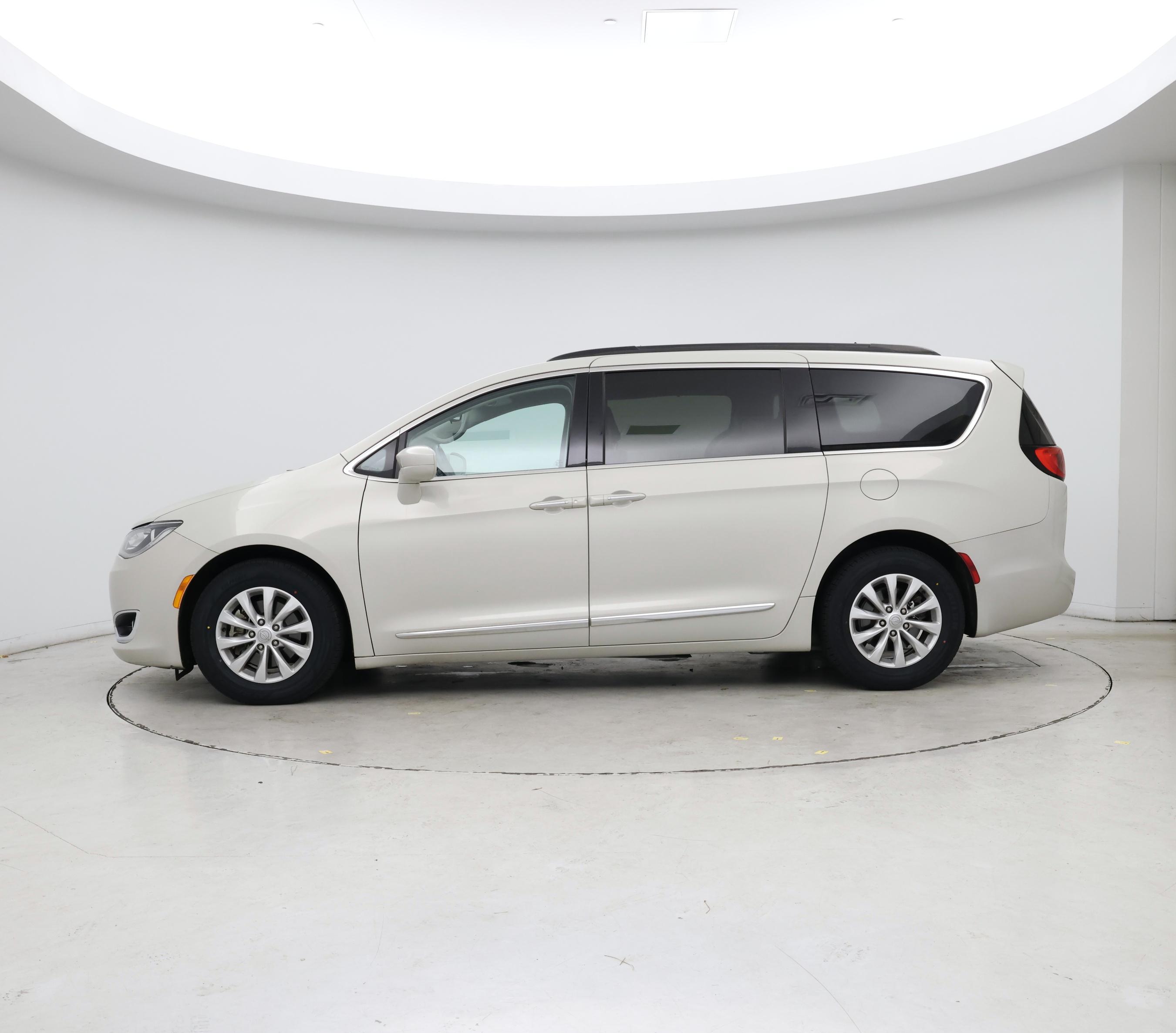 Thumbnail: 2017 Chrysler Pacifica - 3