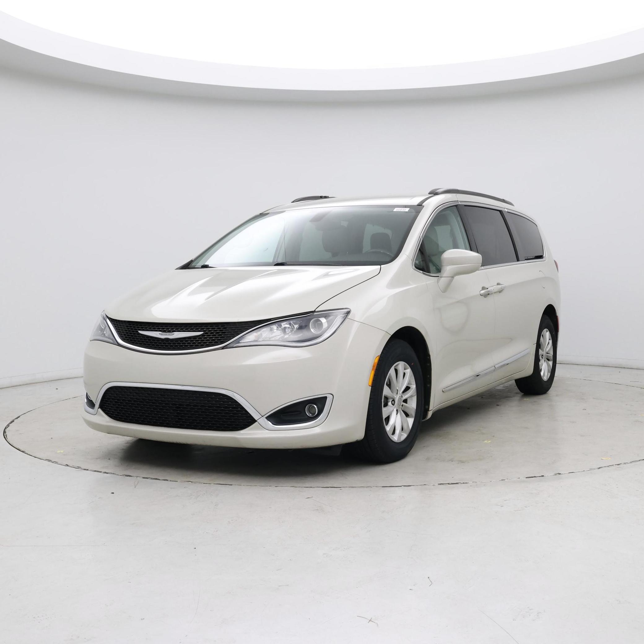 Thumbnail: 2017 Chrysler Pacifica - 4