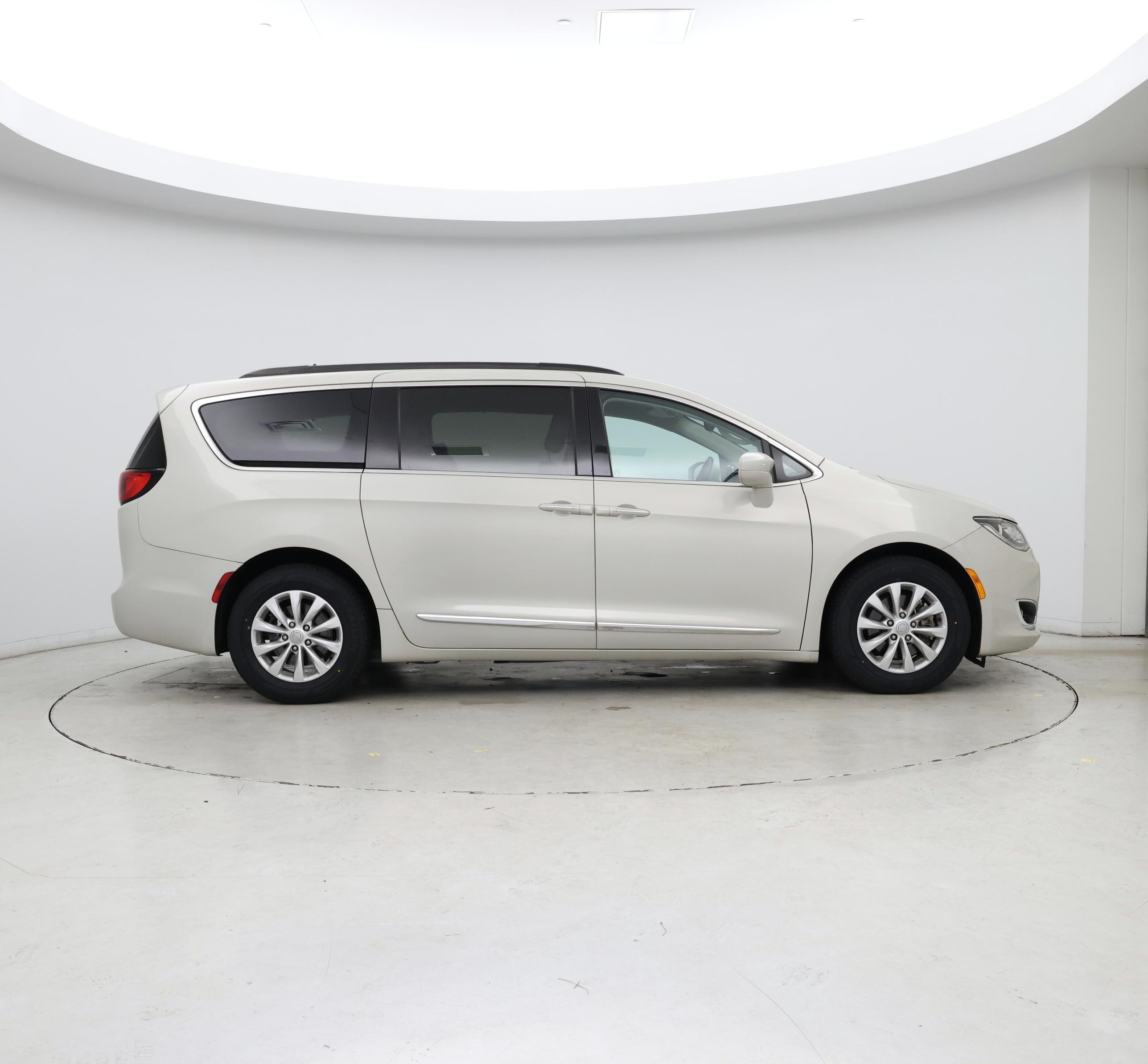 Thumbnail: 2017 Chrysler Pacifica - 7