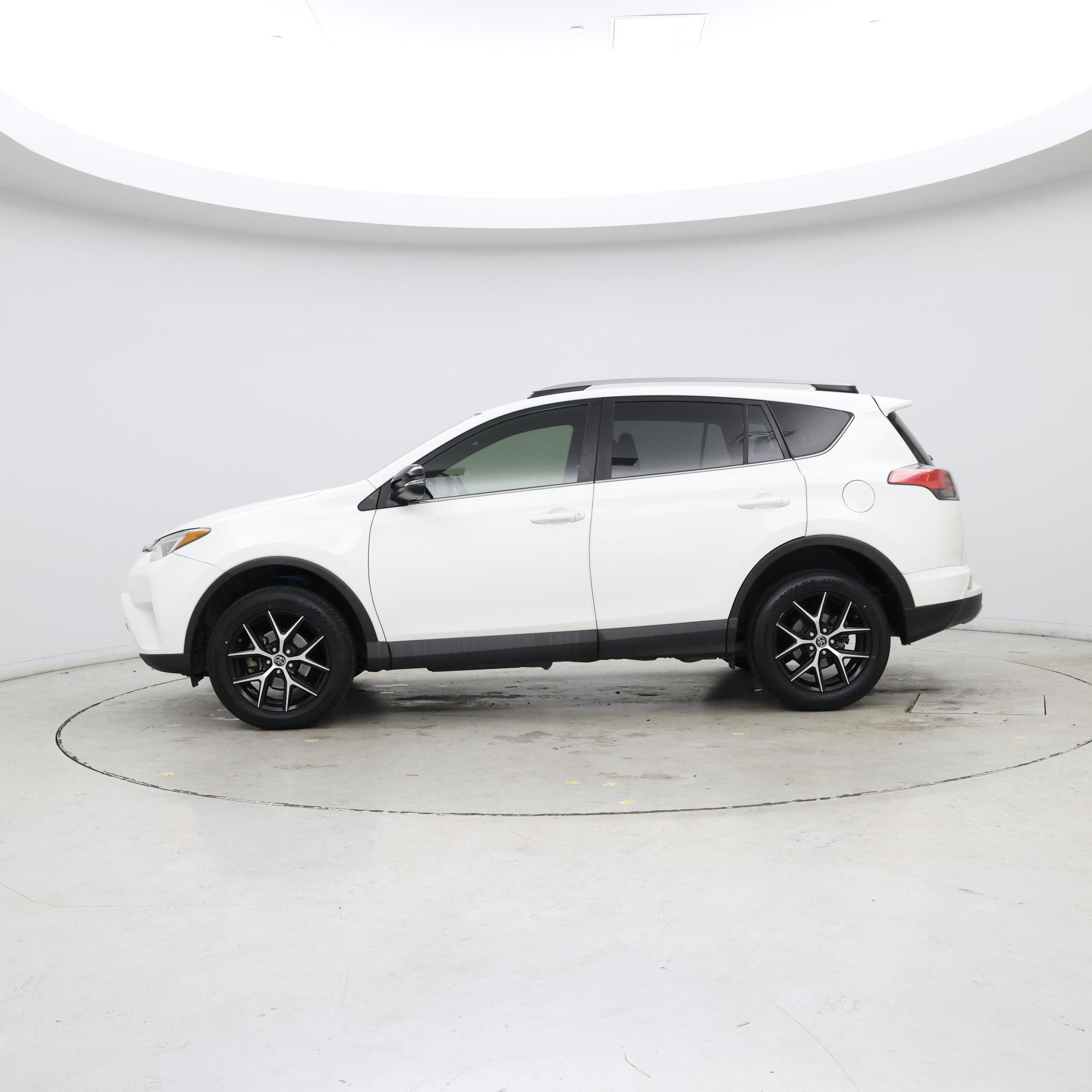 Thumbnail: 2018 Toyota RAV4 - 3