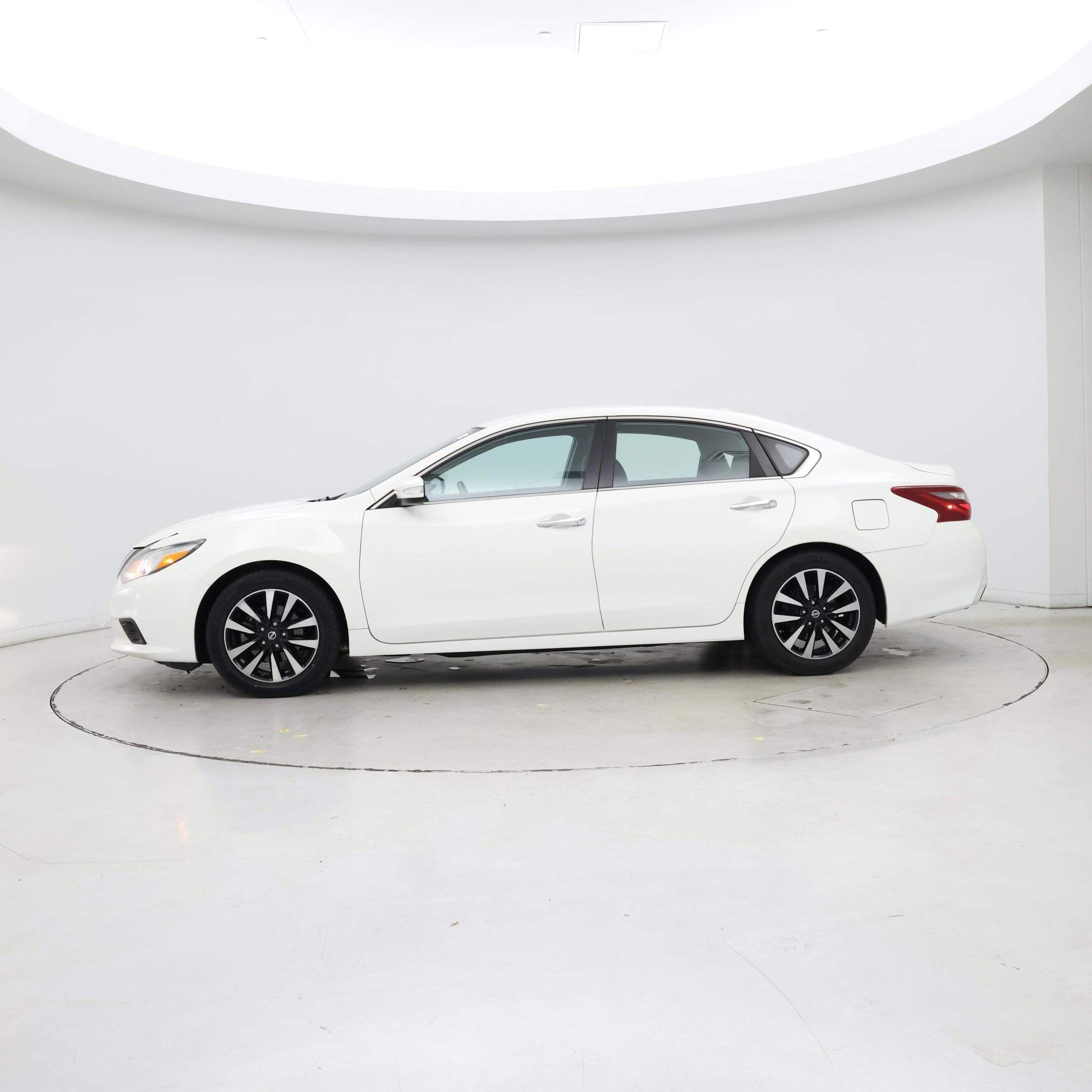 Thumbnail: 2018 Nissan Altima - 3