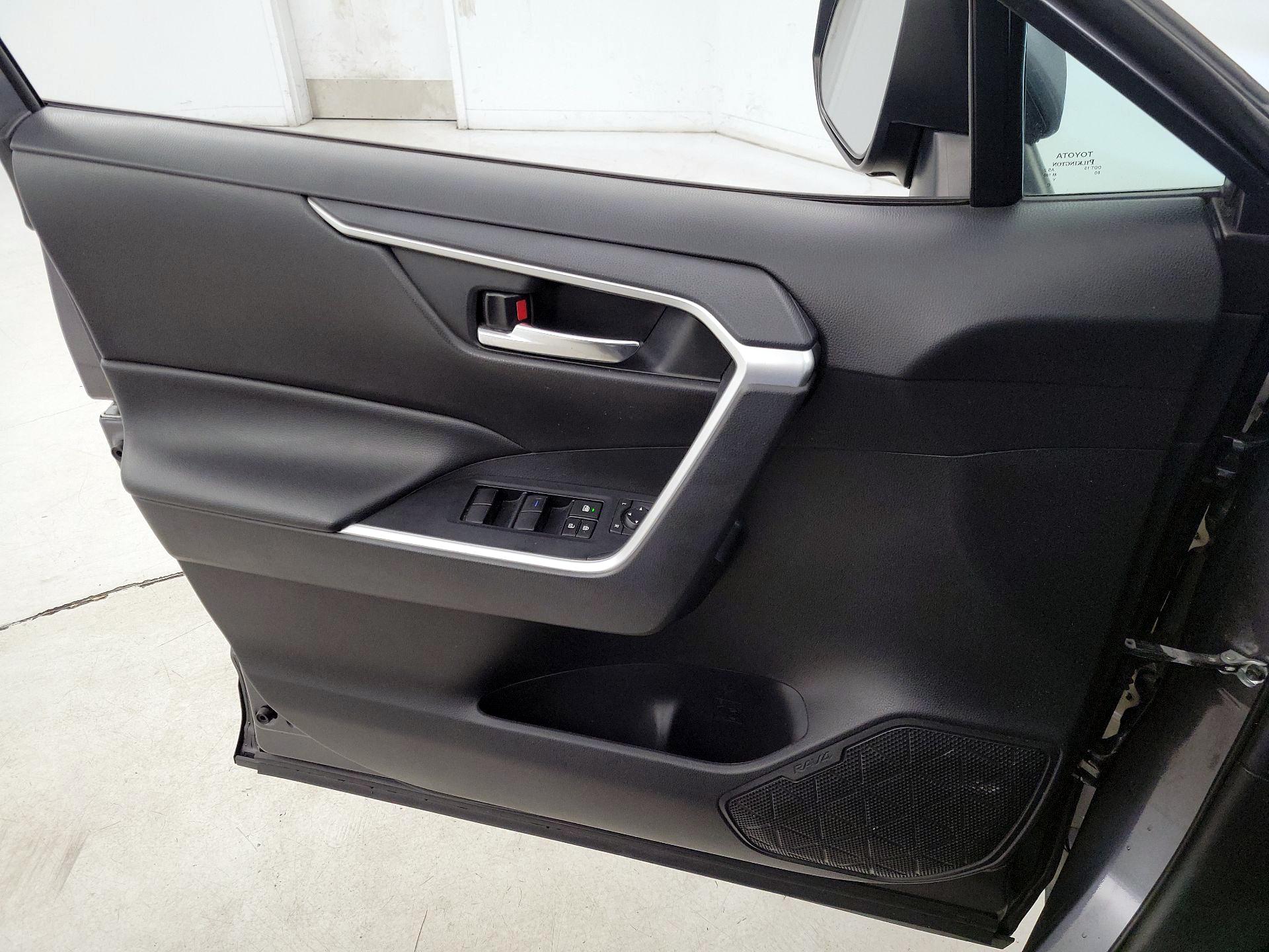 Thumbnail: 2020 Toyota RAV4 - 12