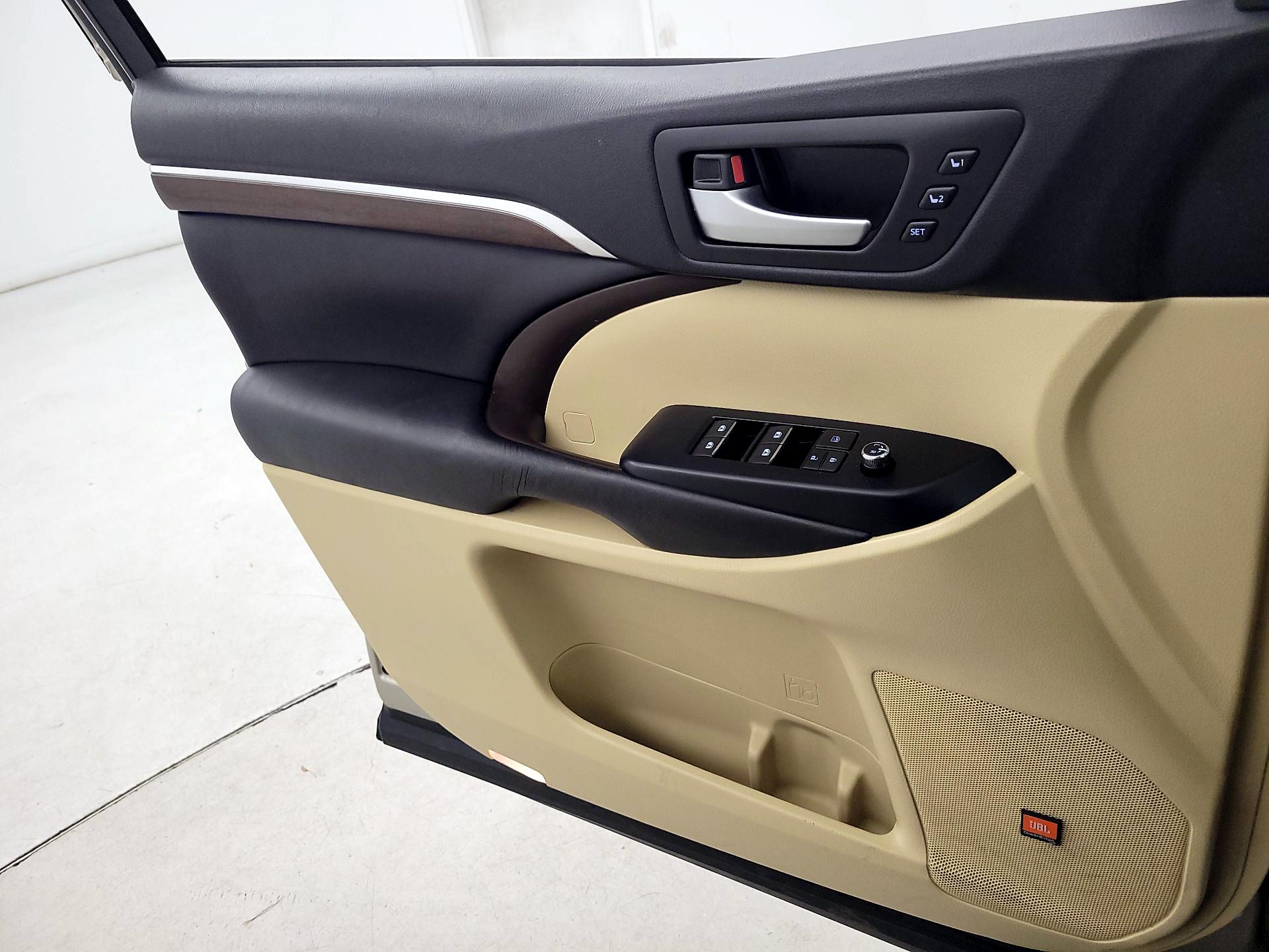 Thumbnail: 2016 Toyota Highlander - 12