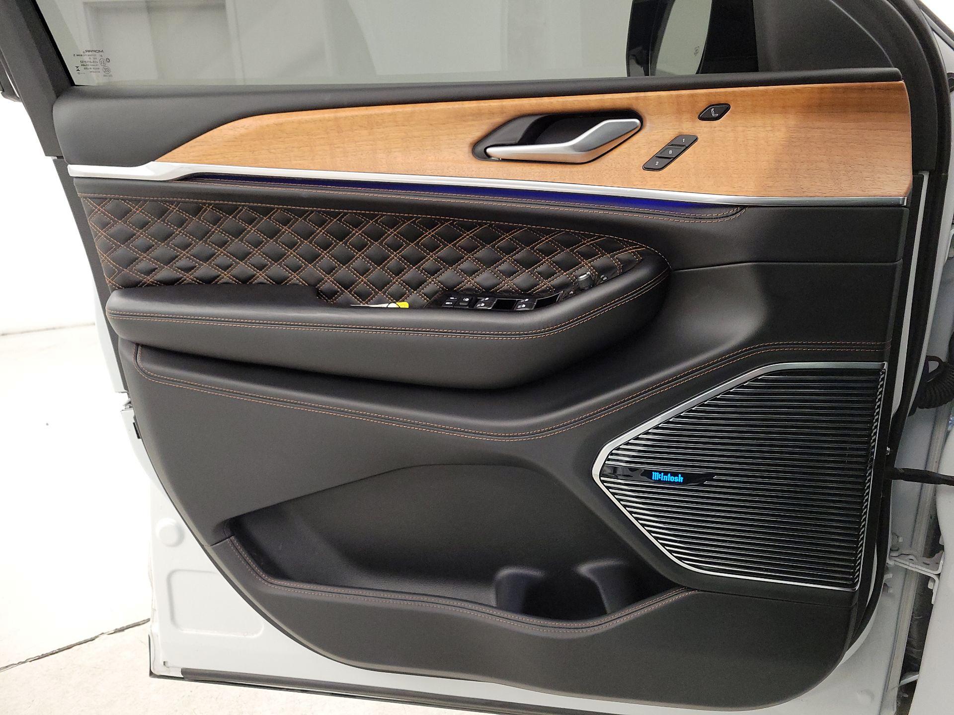 Thumbnail: 2023 Jeep Grand Cherokee - 12