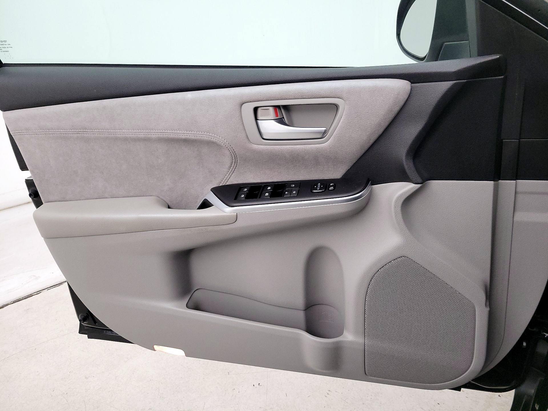 Thumbnail: 2015 Toyota Camry - 12