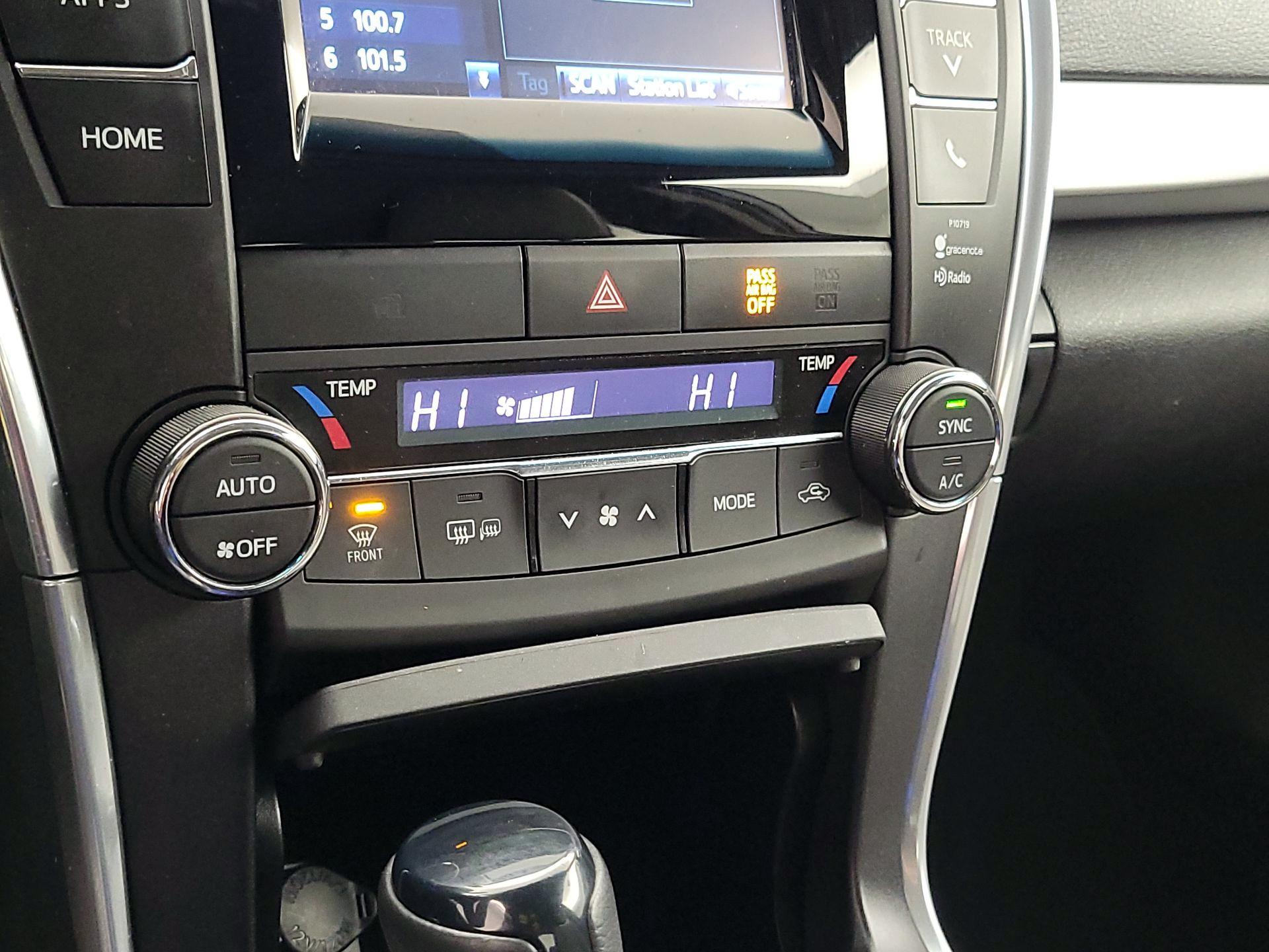 Thumbnail: 2015 Toyota Camry - 16