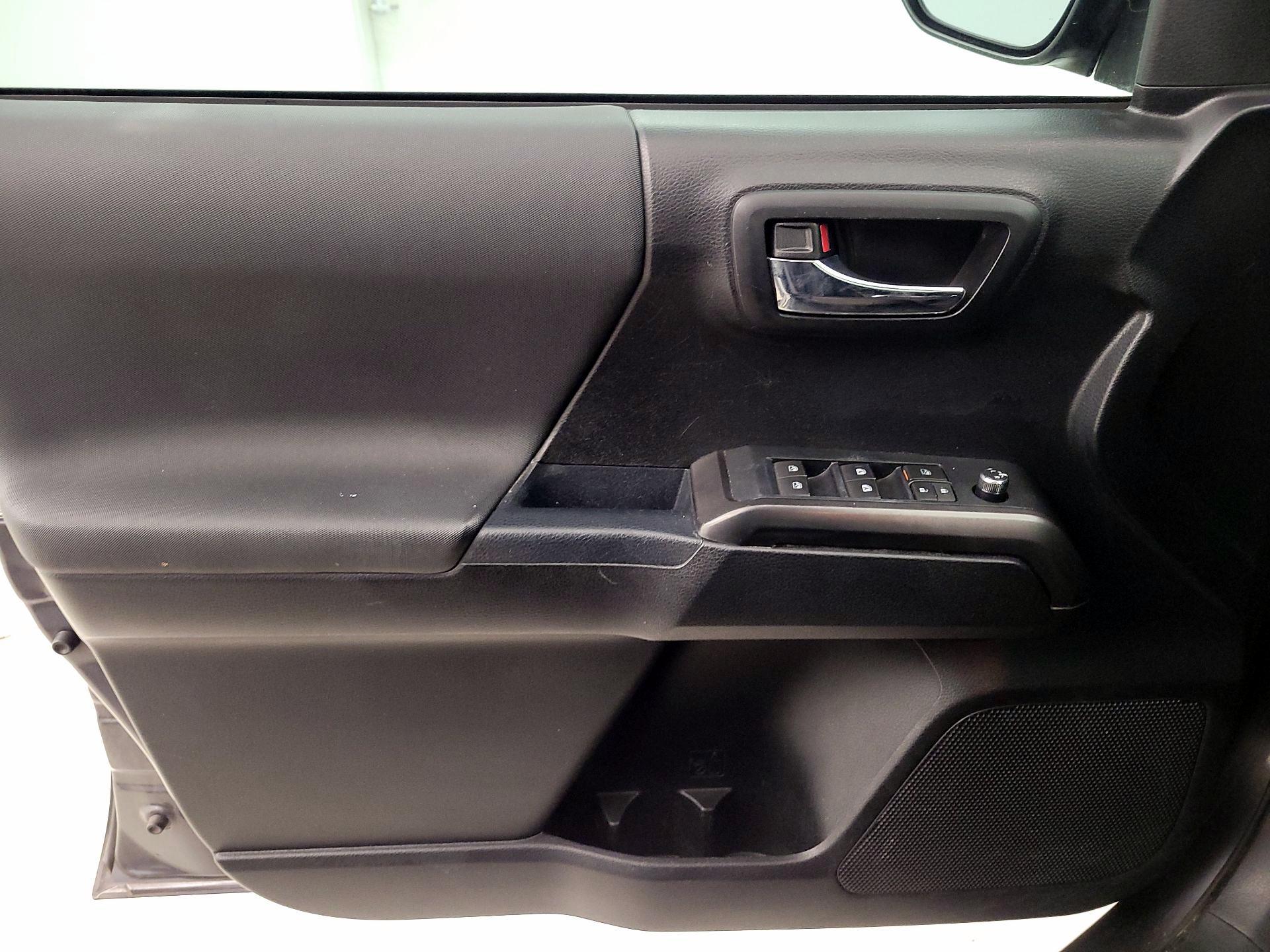 Thumbnail: 2017 Toyota Tacoma - 12