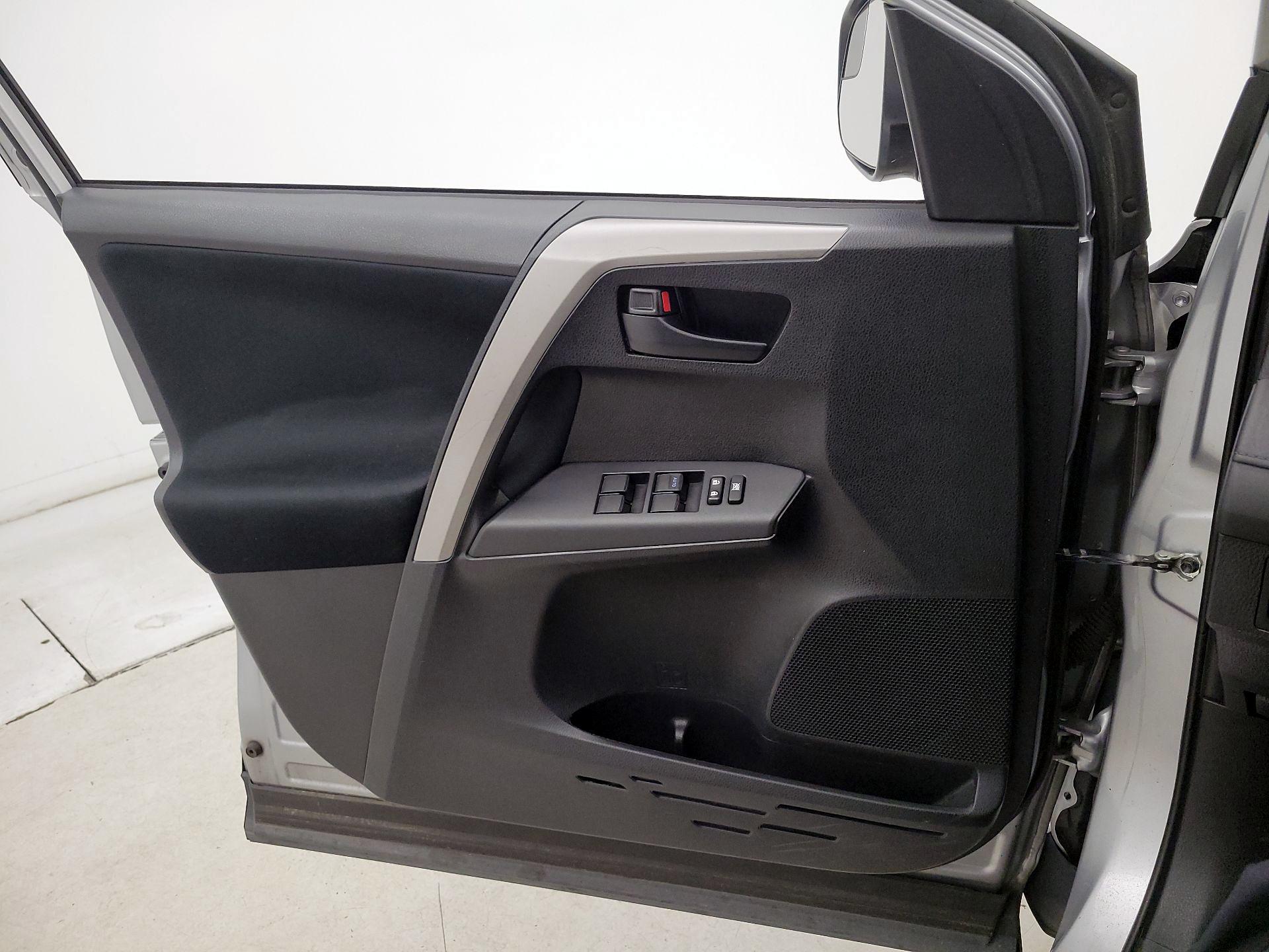 Thumbnail: 2016 Toyota RAV4 - 12