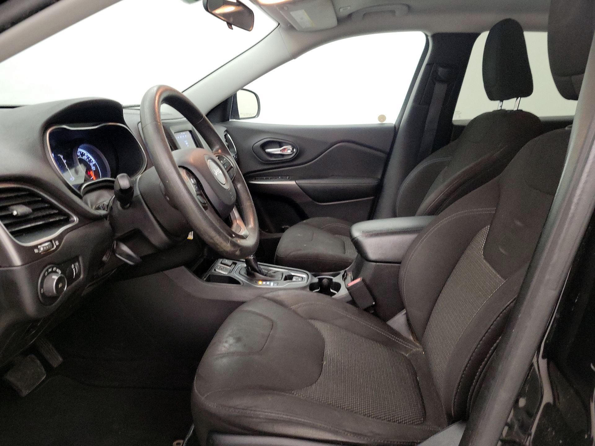 Thumbnail: 2019 Jeep Cherokee - 11