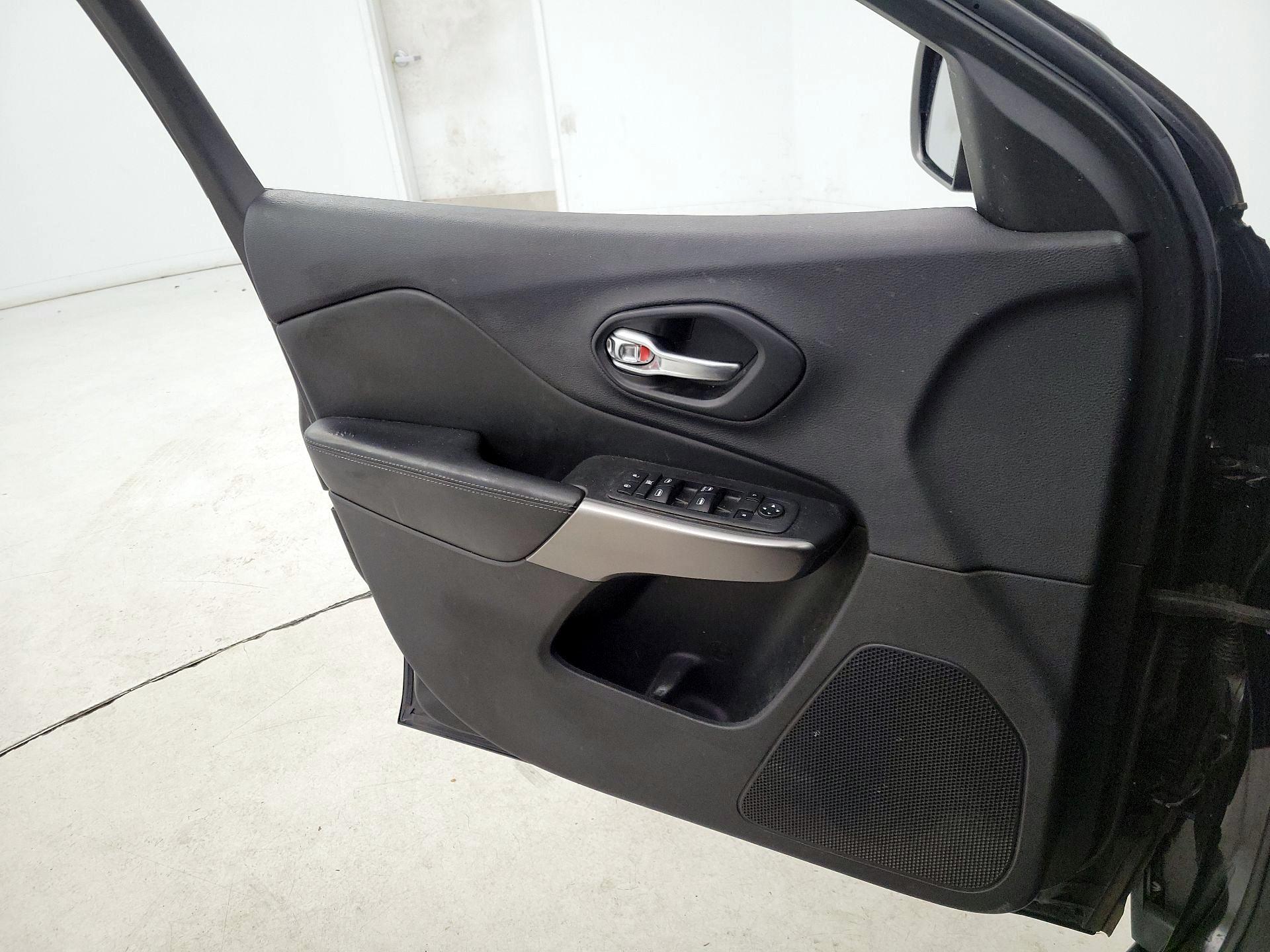 Thumbnail: 2019 Jeep Cherokee - 12