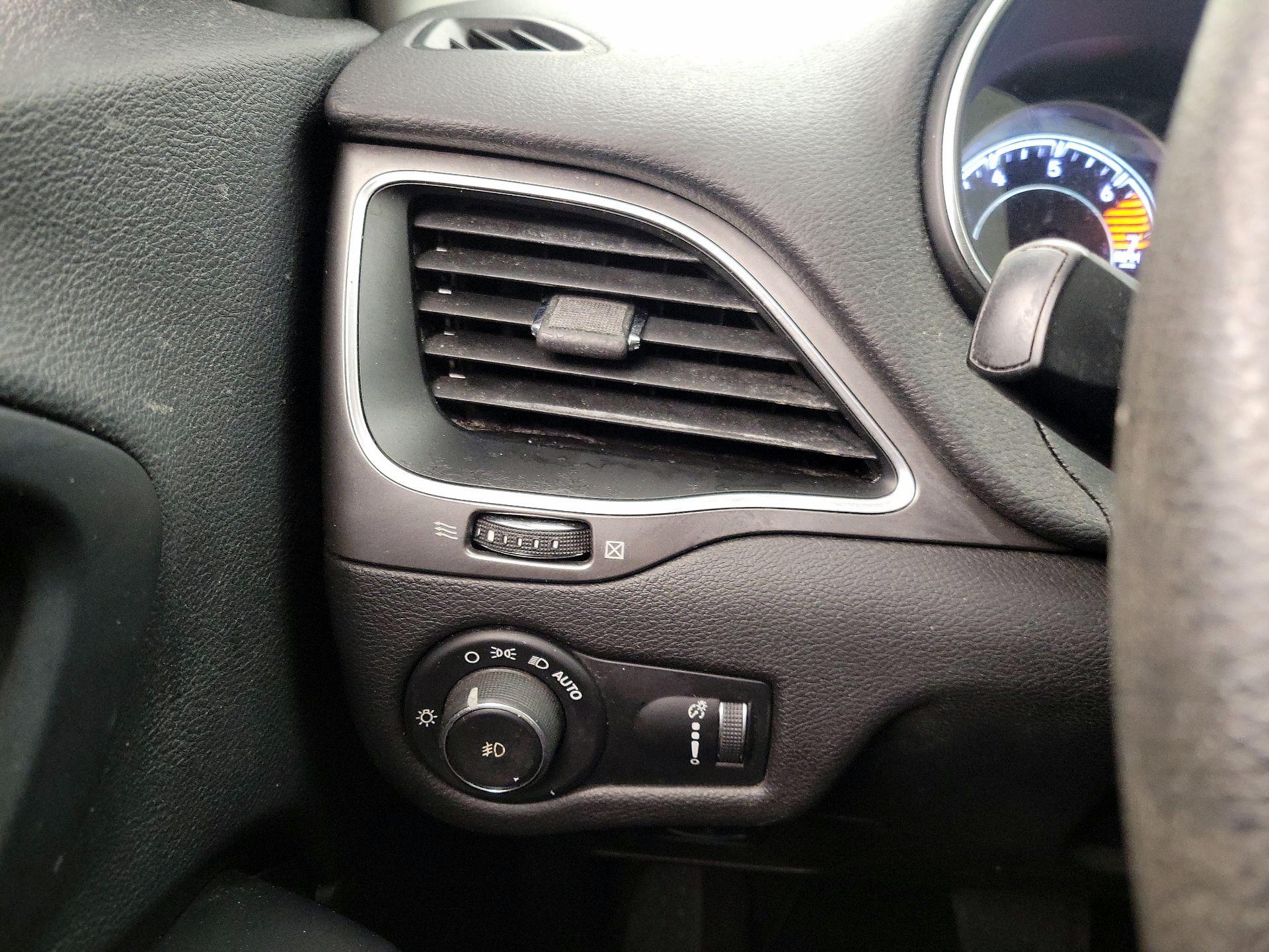 Thumbnail: 2019 Jeep Cherokee - 13