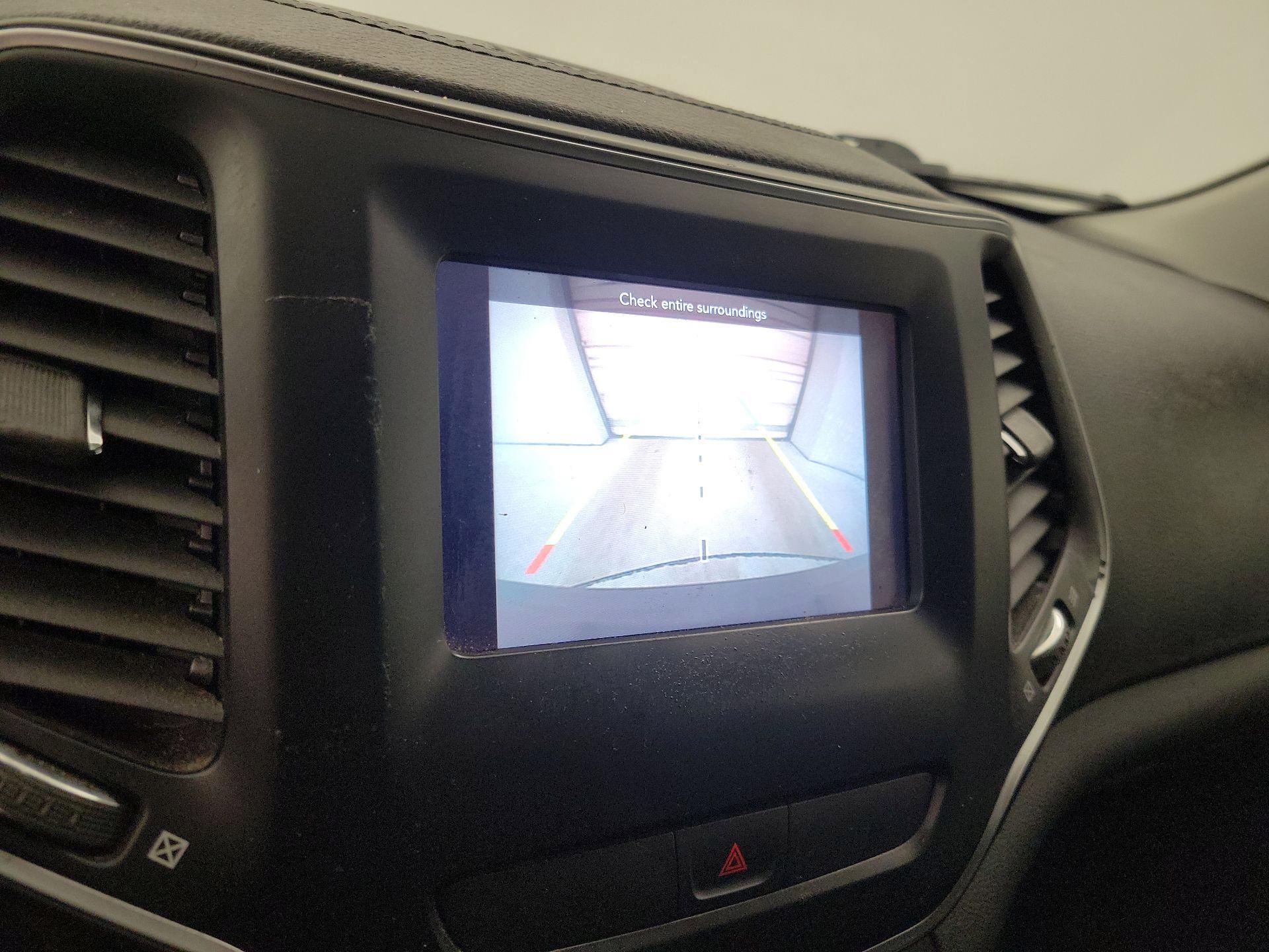 Thumbnail: 2019 Jeep Cherokee - 14