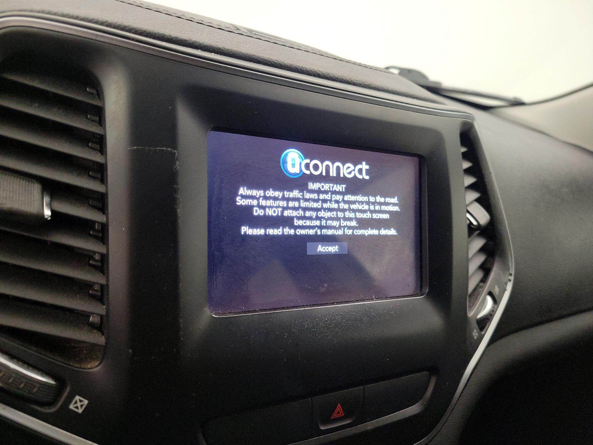 Thumbnail: 2019 Jeep Cherokee - 15